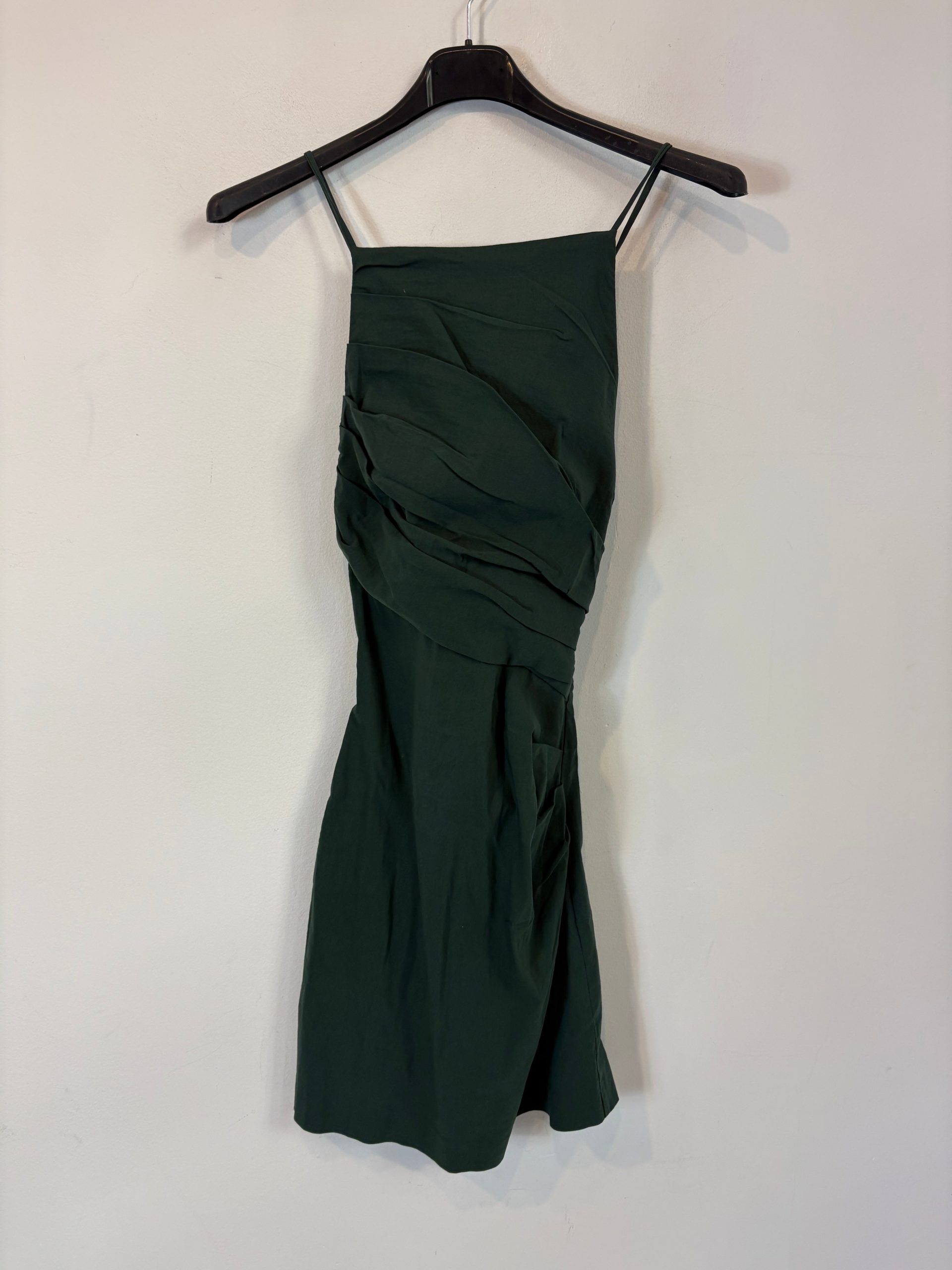 ZARA. Vestido corto verde fruncido. T S
