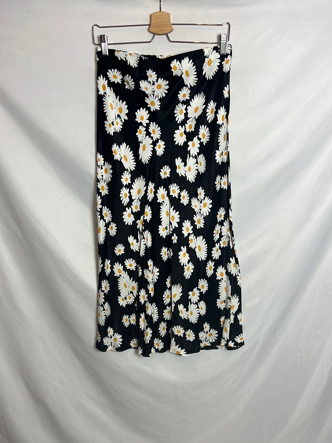 SFERA. Falda midi negra margaritas. T L