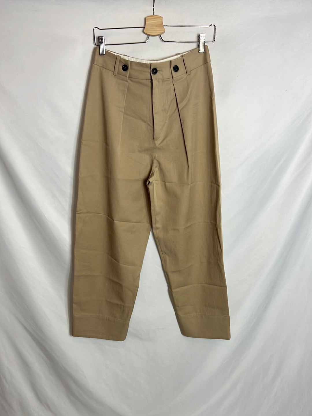 ZARA. Pantalones beige oscuro pinzas. T S