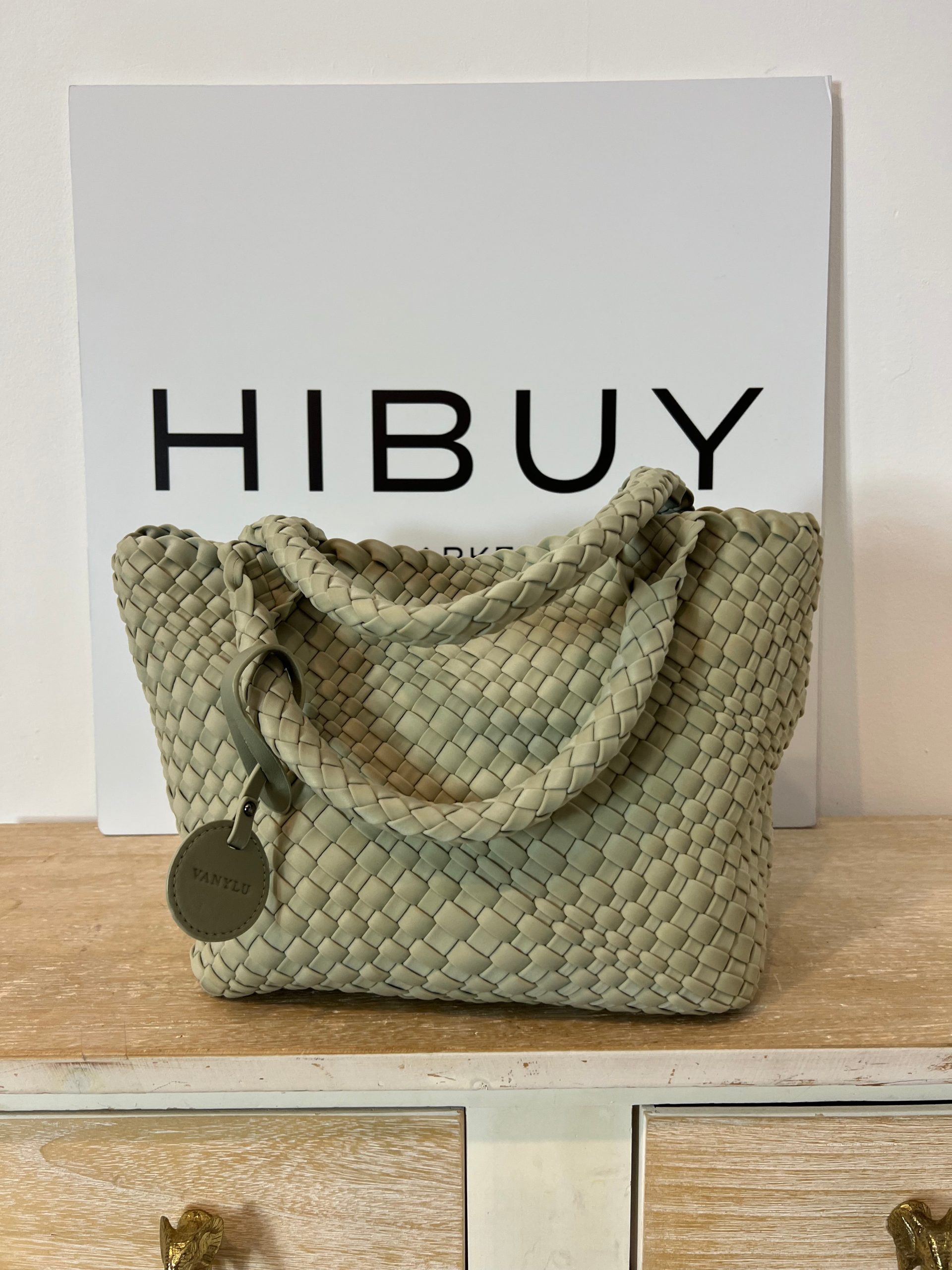 VANYLU. Bolso trenzado gris claro