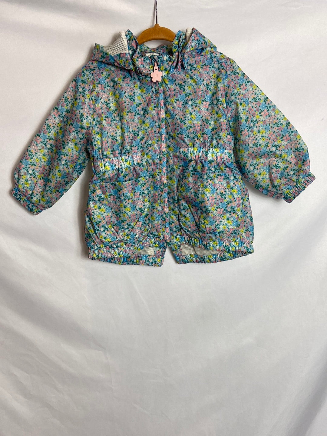 H&M. Abrigo impermeable flores T. 6-9 meses
