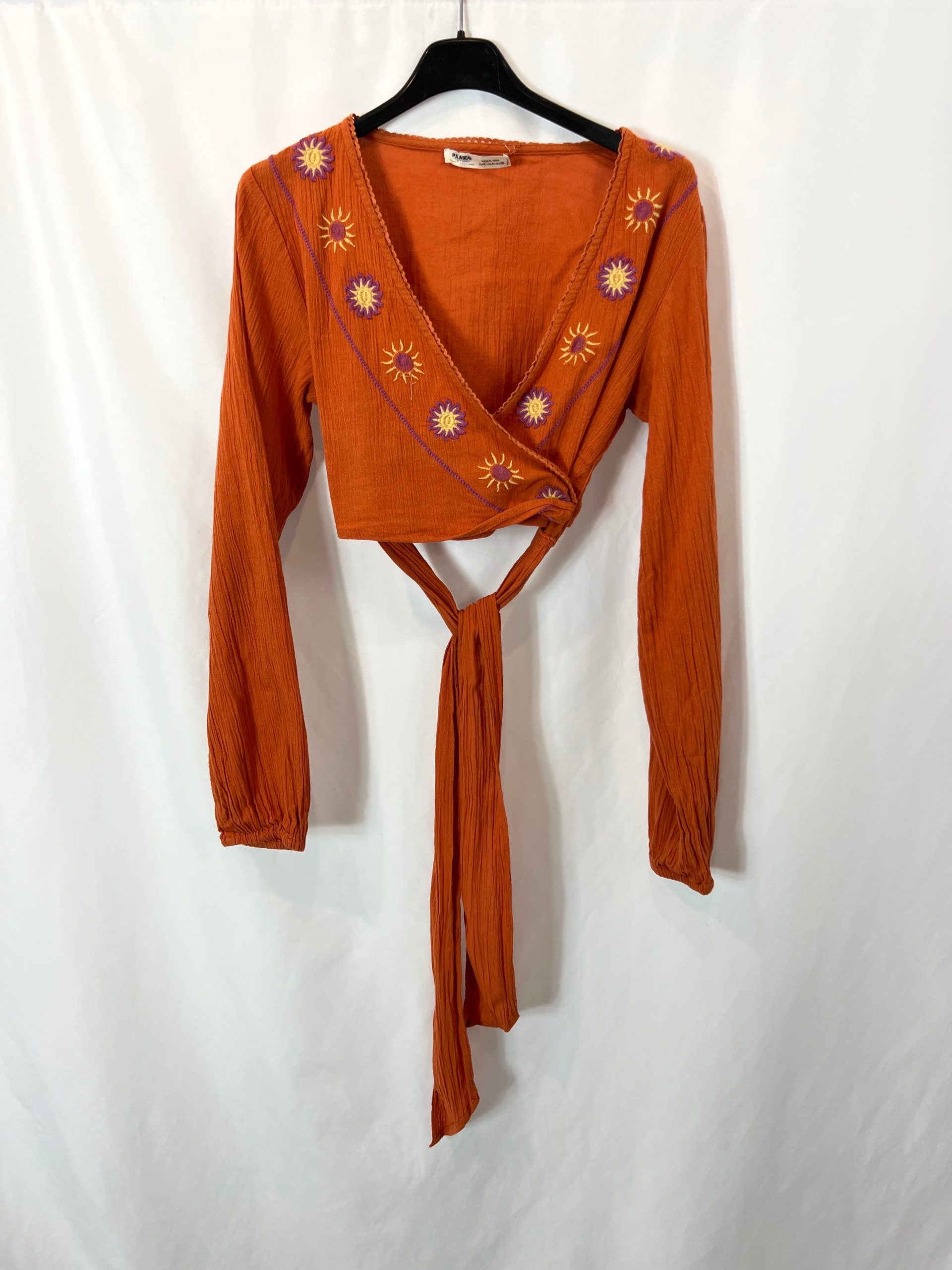 PULL&BEAR. Croptop naranja bordado T.s