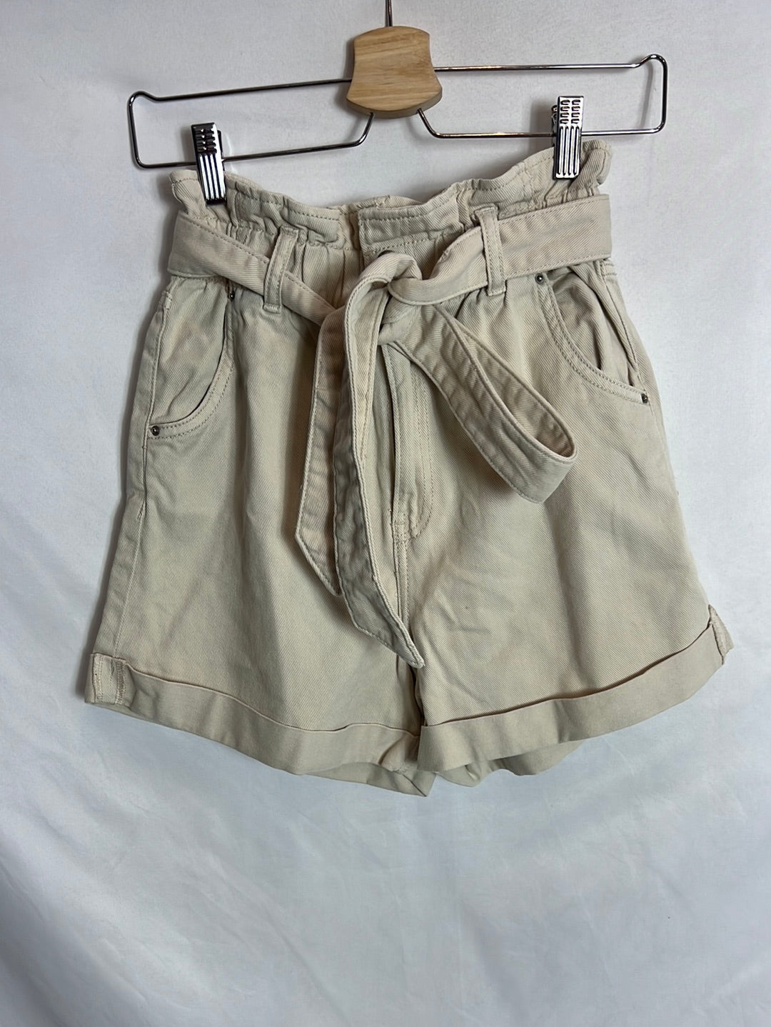 H&M. Pantalón corto denim beige. T 36