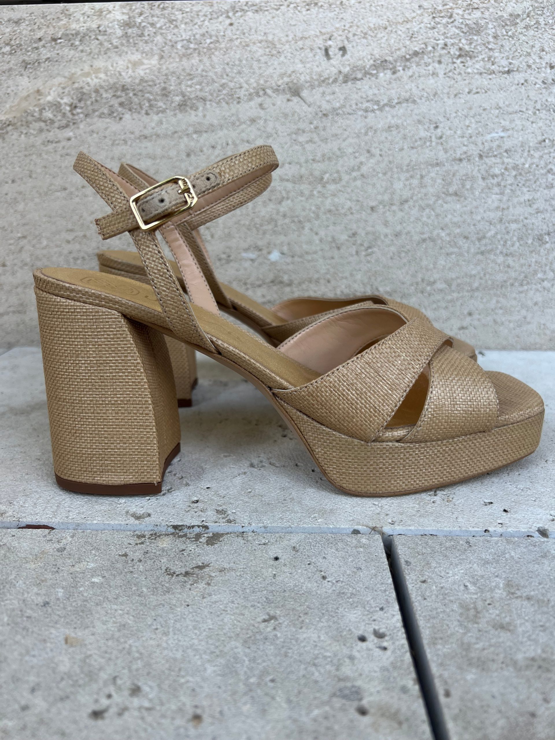 UNISA. Sandalia textura beige. T 40
