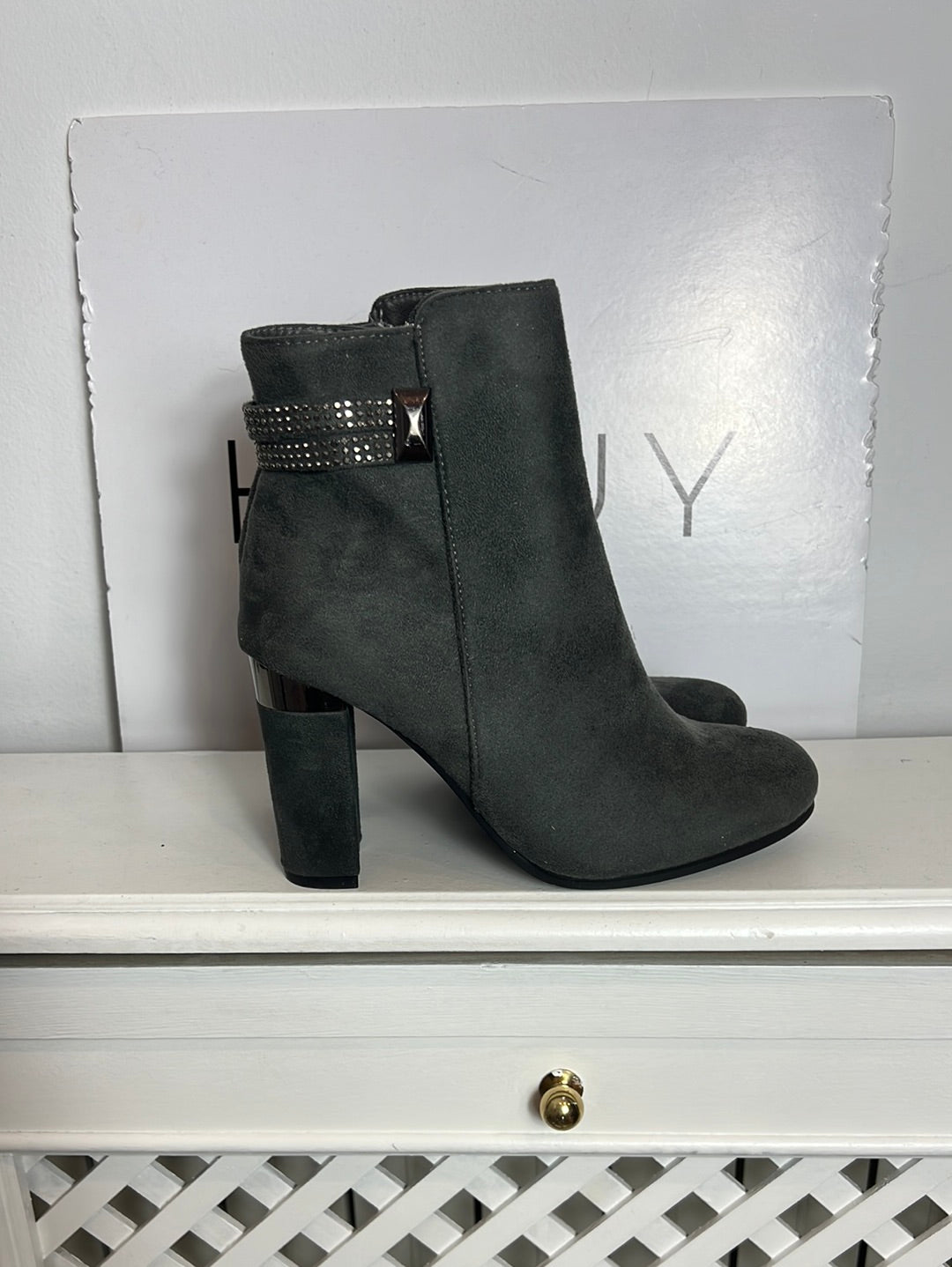 AITA. Botines grises detalles. T 40