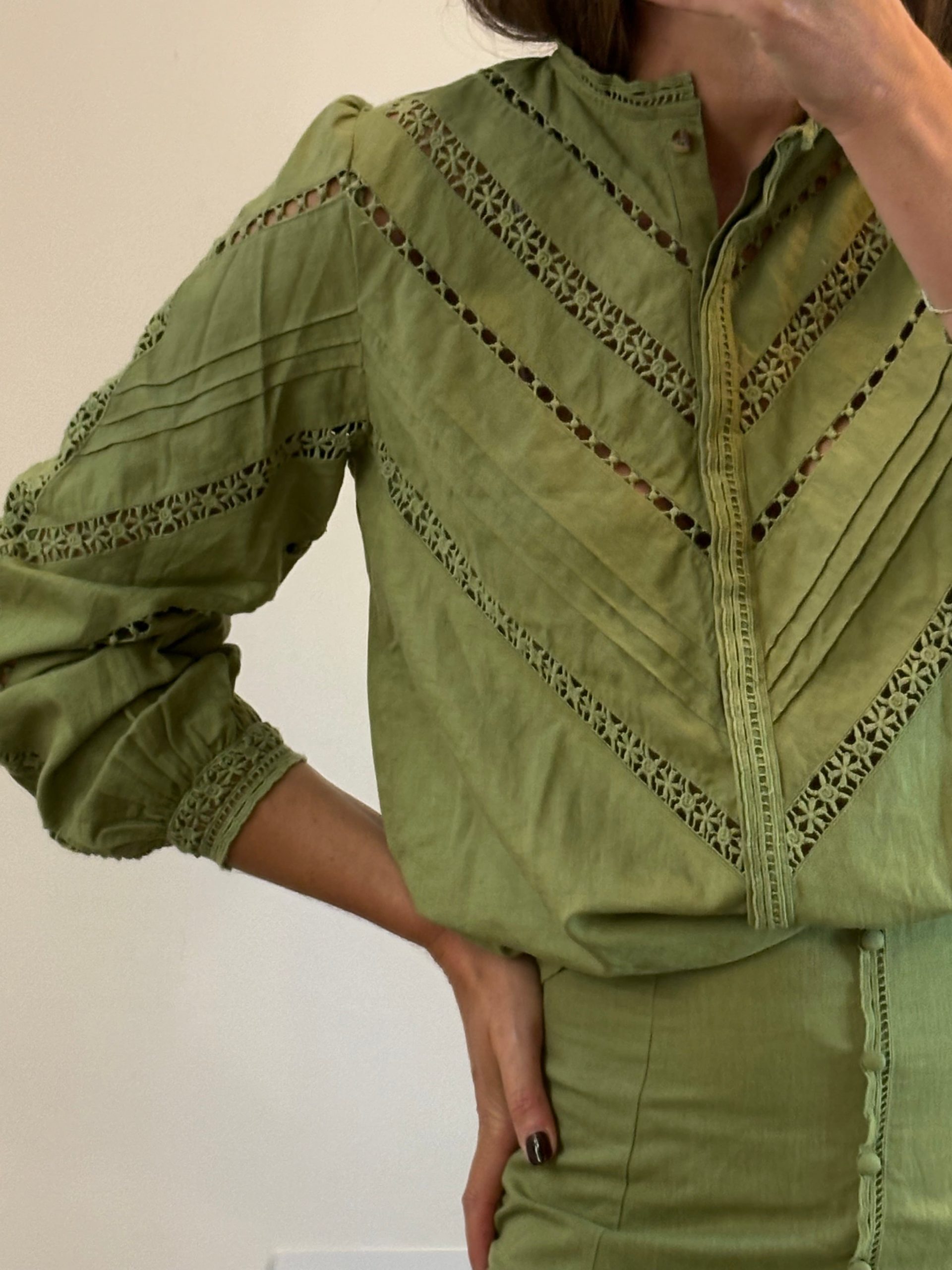 SÉZANE. Blusa verde detalles troquelado. T 38