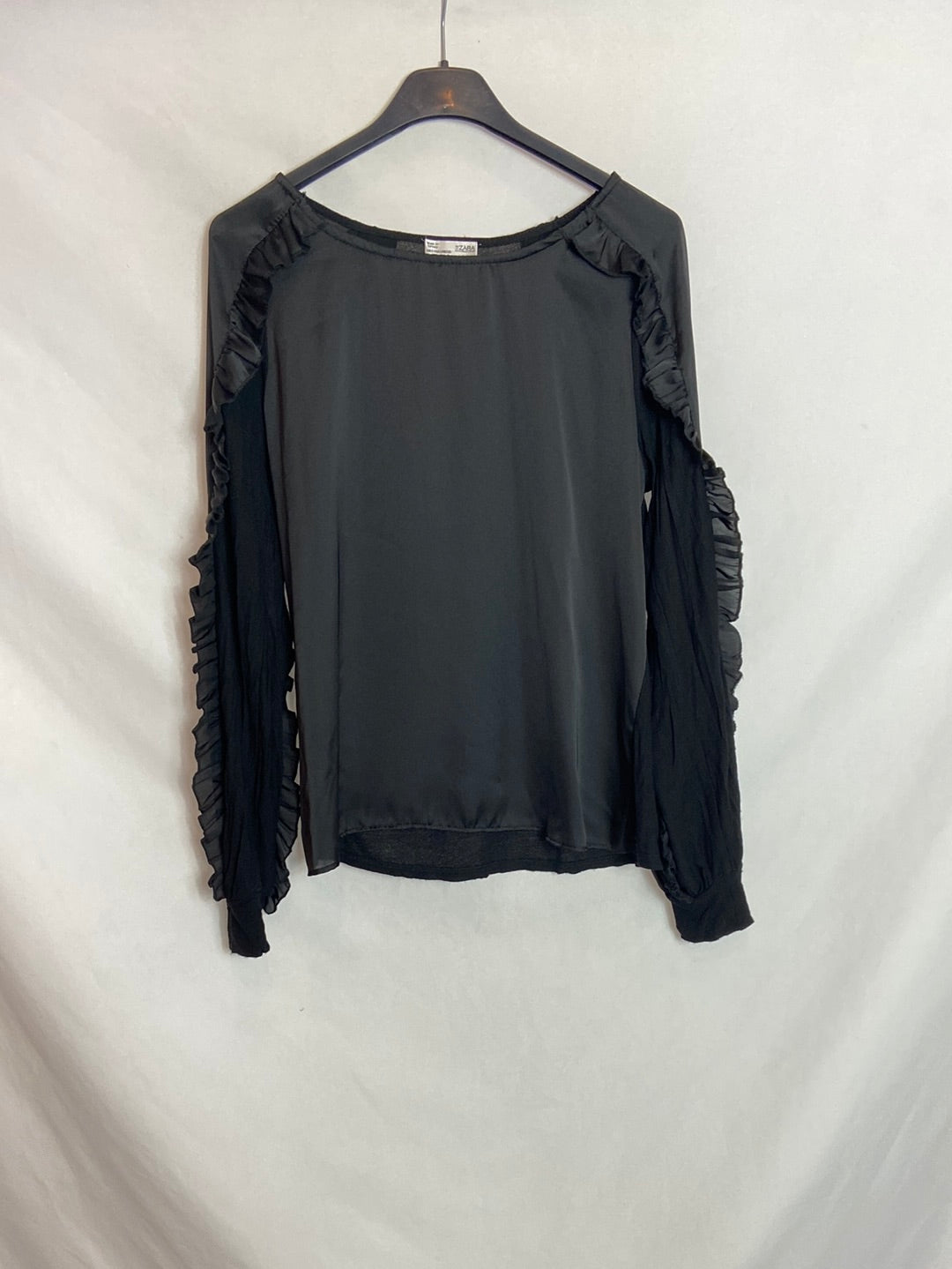 ZARA. Blusa negra volantes T.S