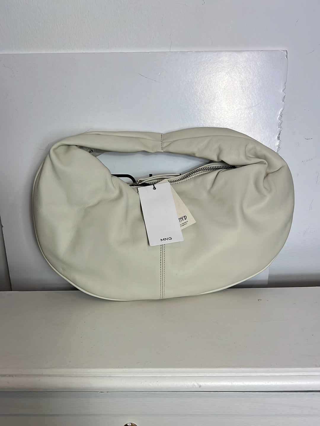 MANGO. Bolso media luna color piedra