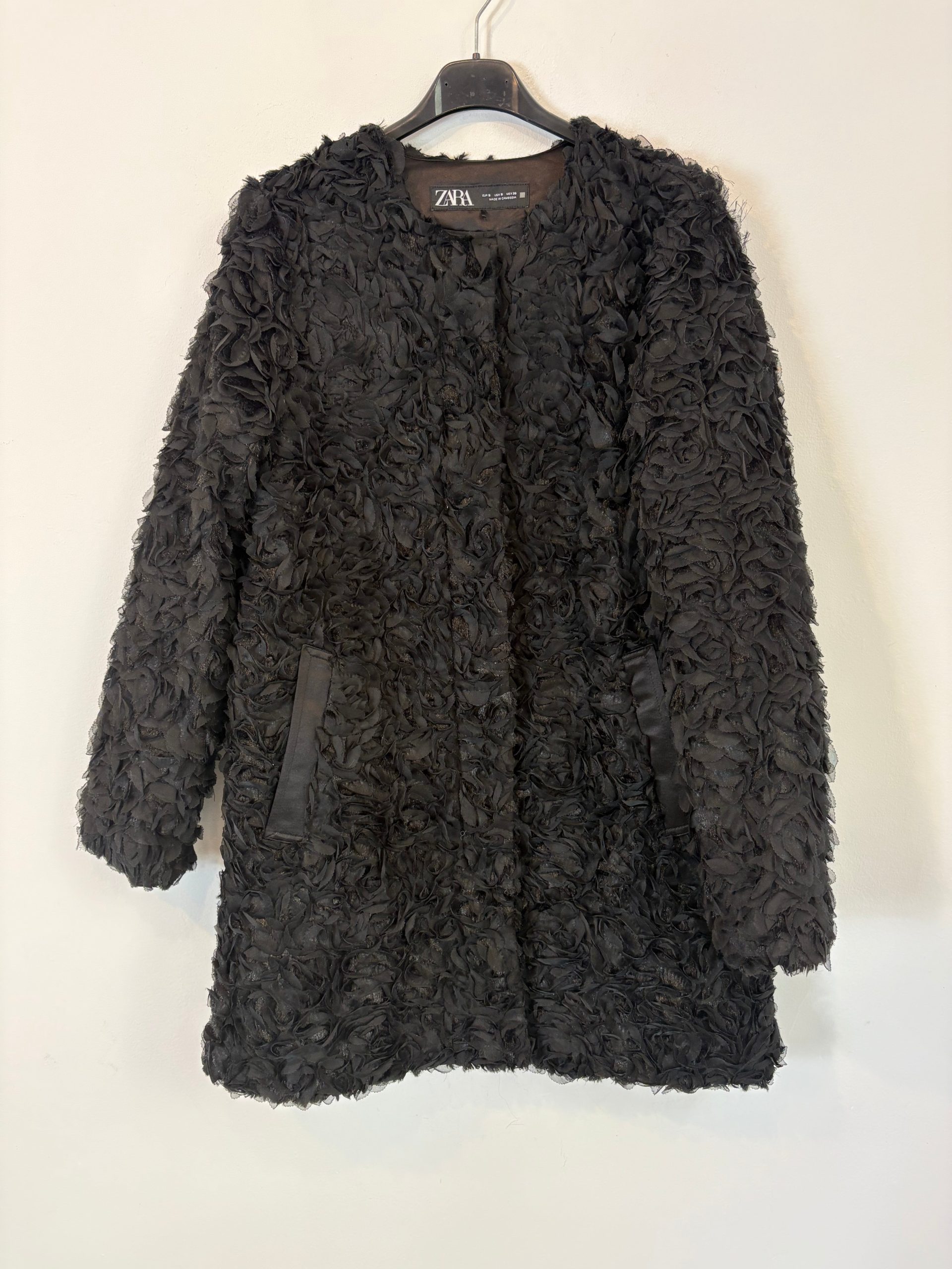 ZARA. Chaqueta negra pétalos. T S