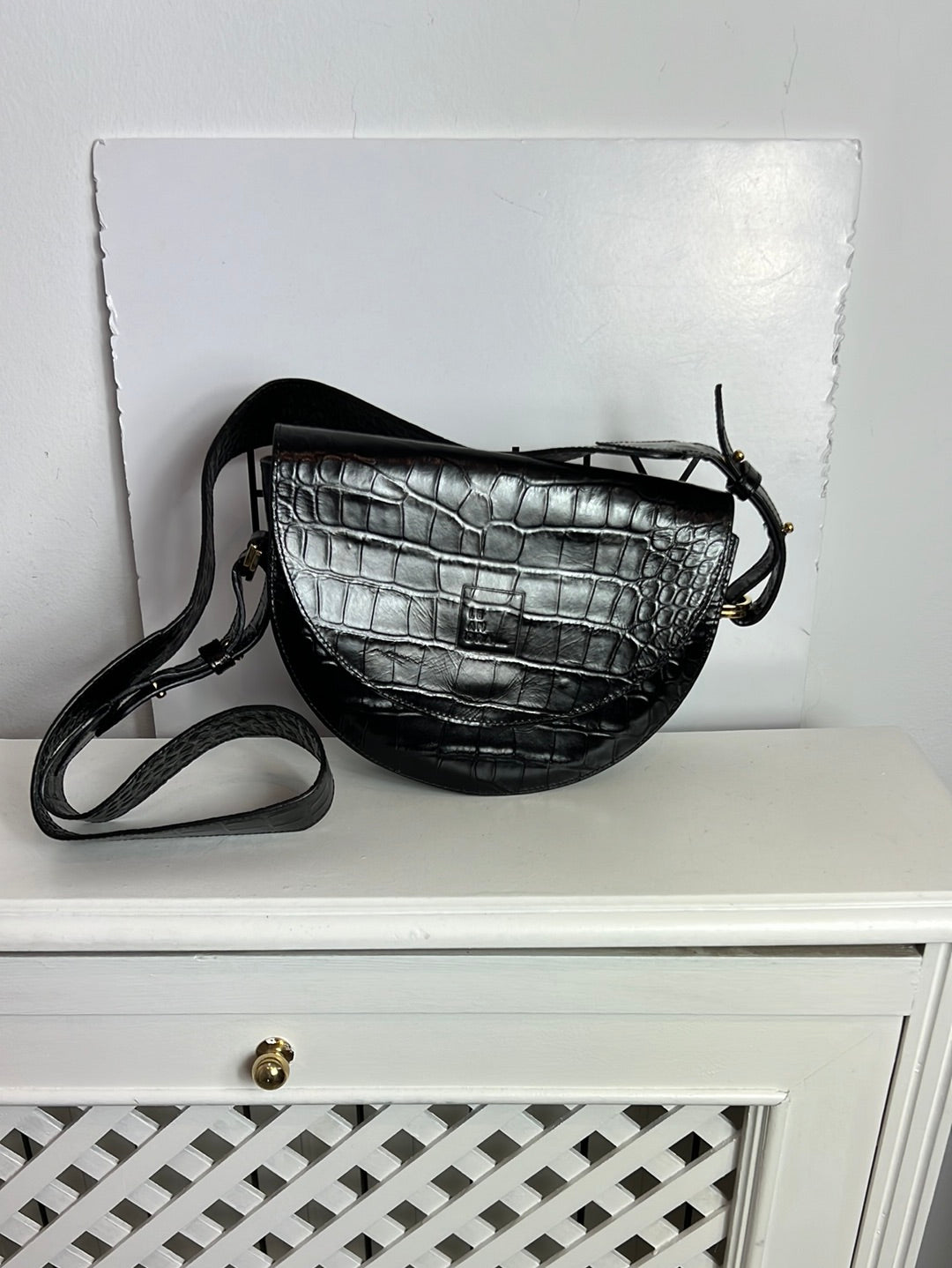 LEANDRA. Bolso negro piel troquelada