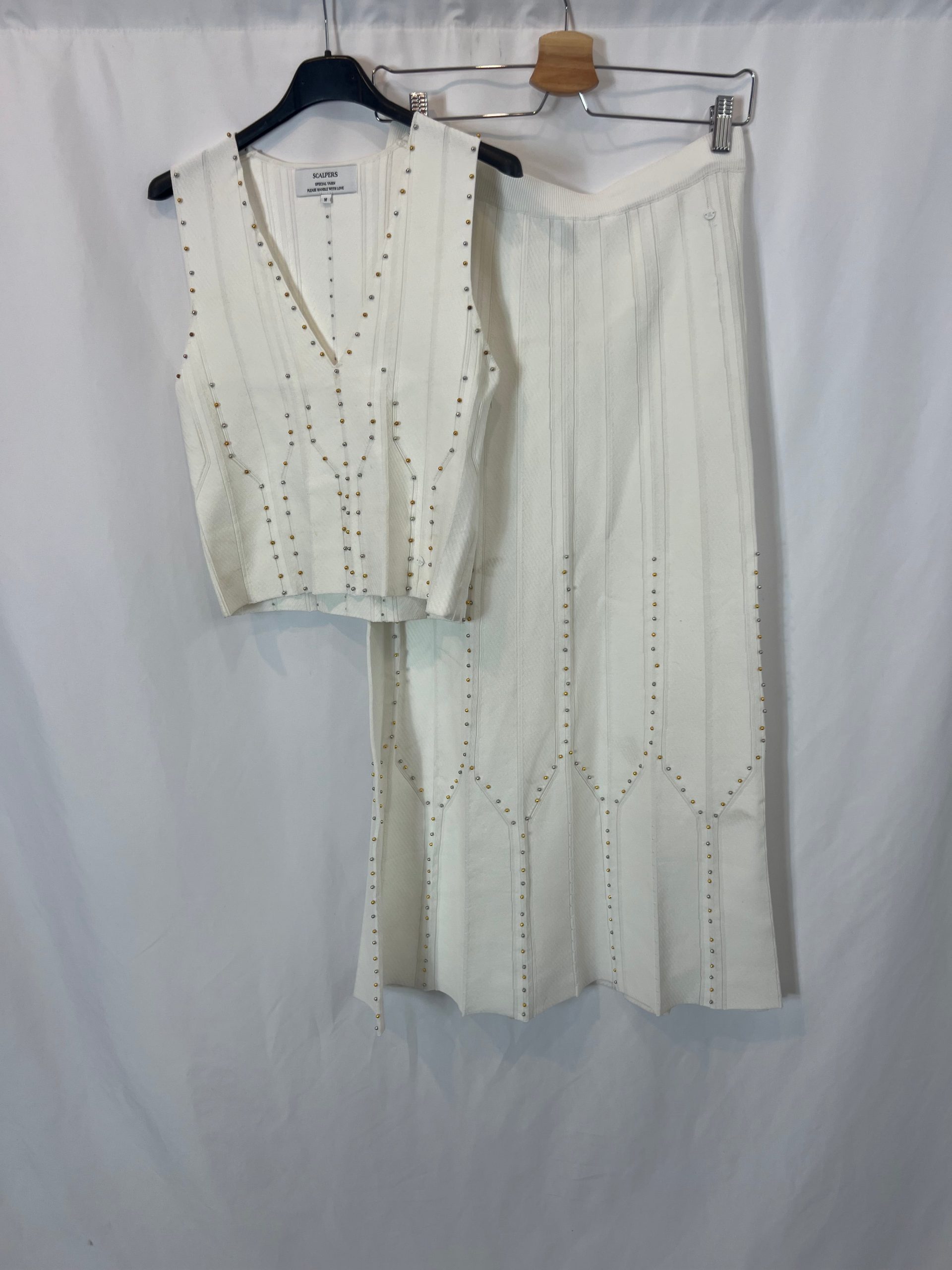 SCALPERS. Total look blanco con tachuelas T.m
