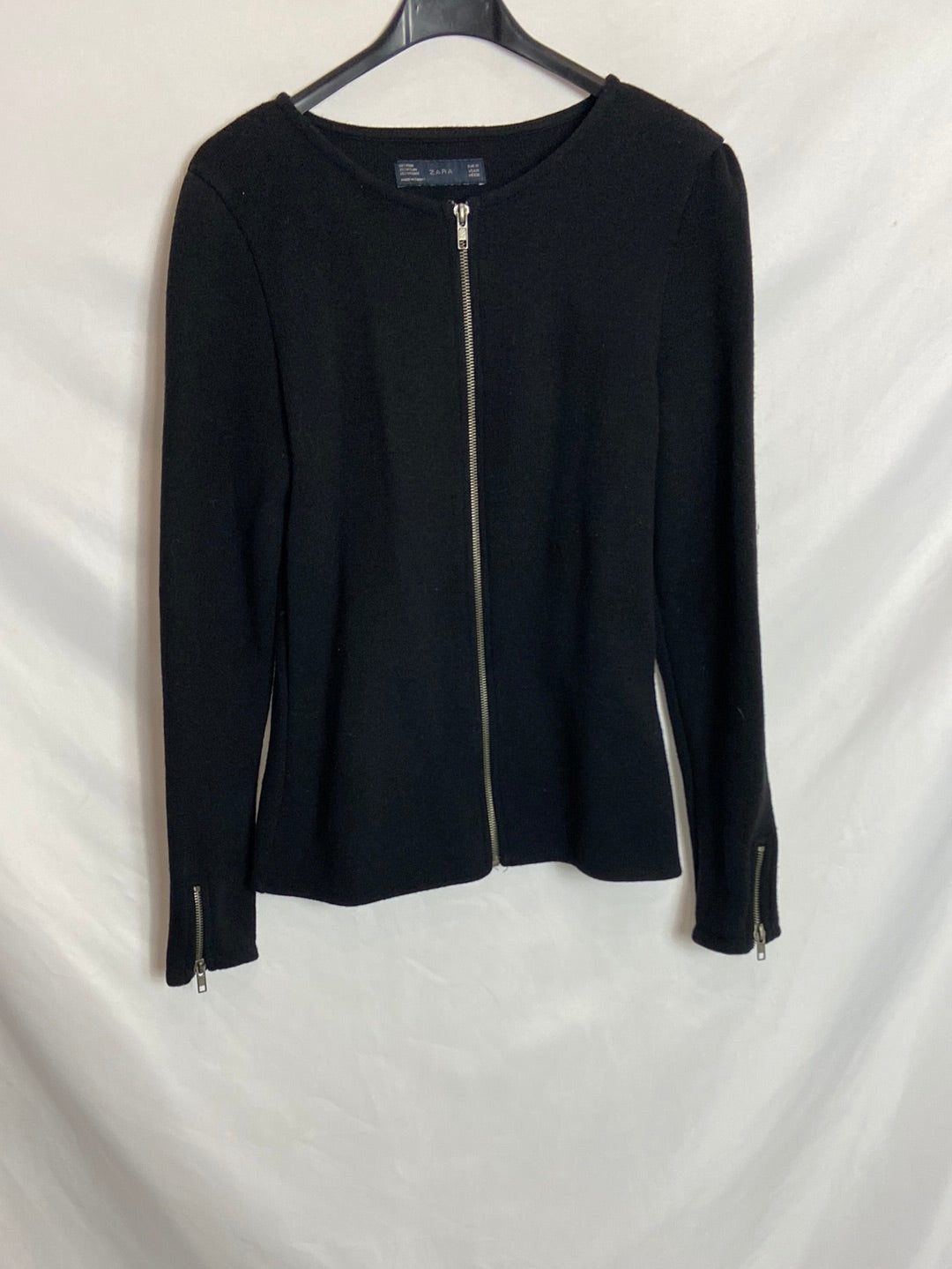 ZARA. Chaqueta negra textura T. M