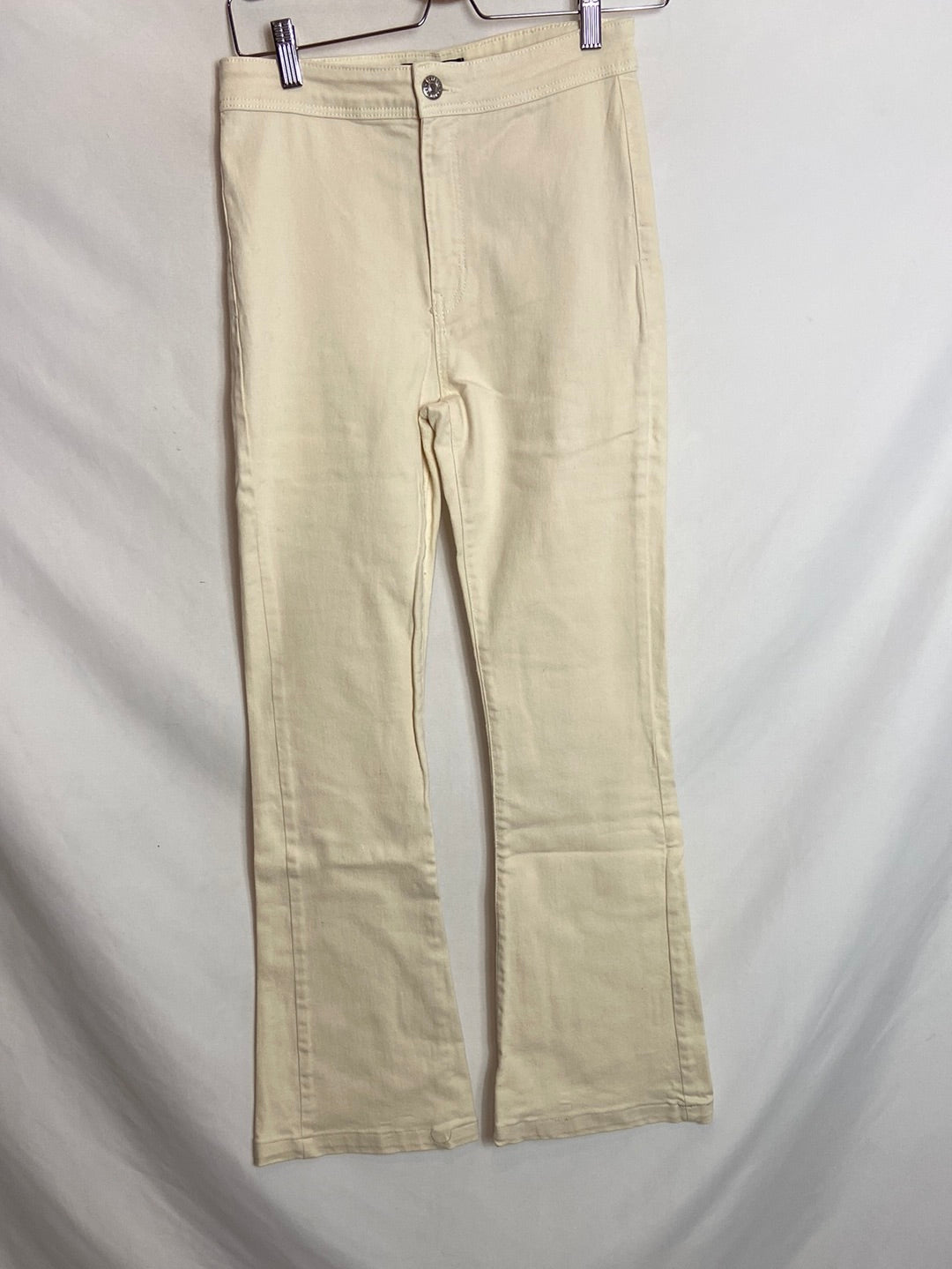 BERSHKA. Pantalón denim campana beige T.38