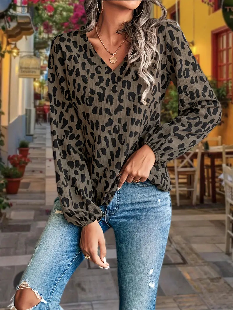 Kaia – Blusa con Escote en V de Diseño Atrevido