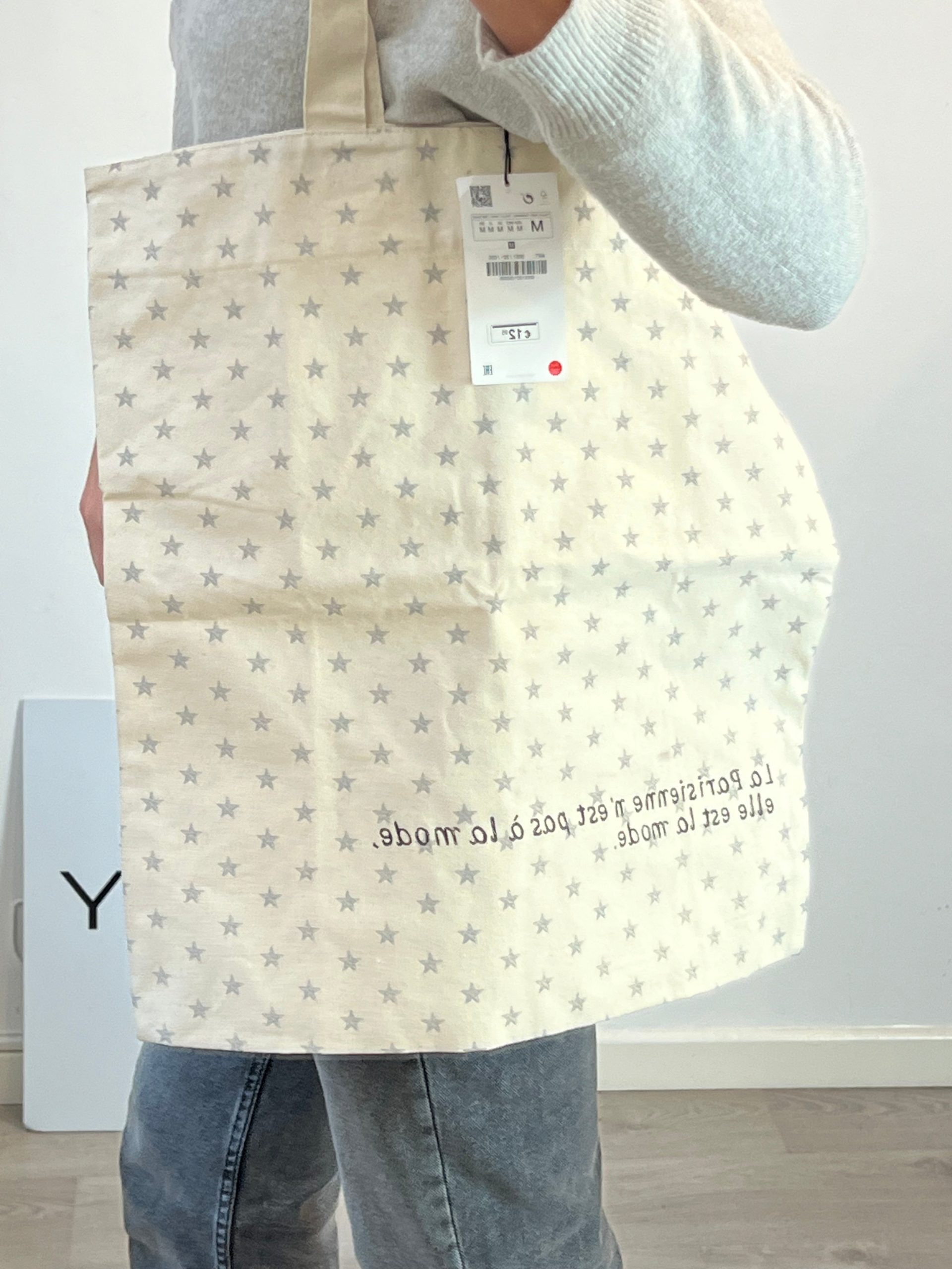 ZARA. Bolsa shopper tela estrellas