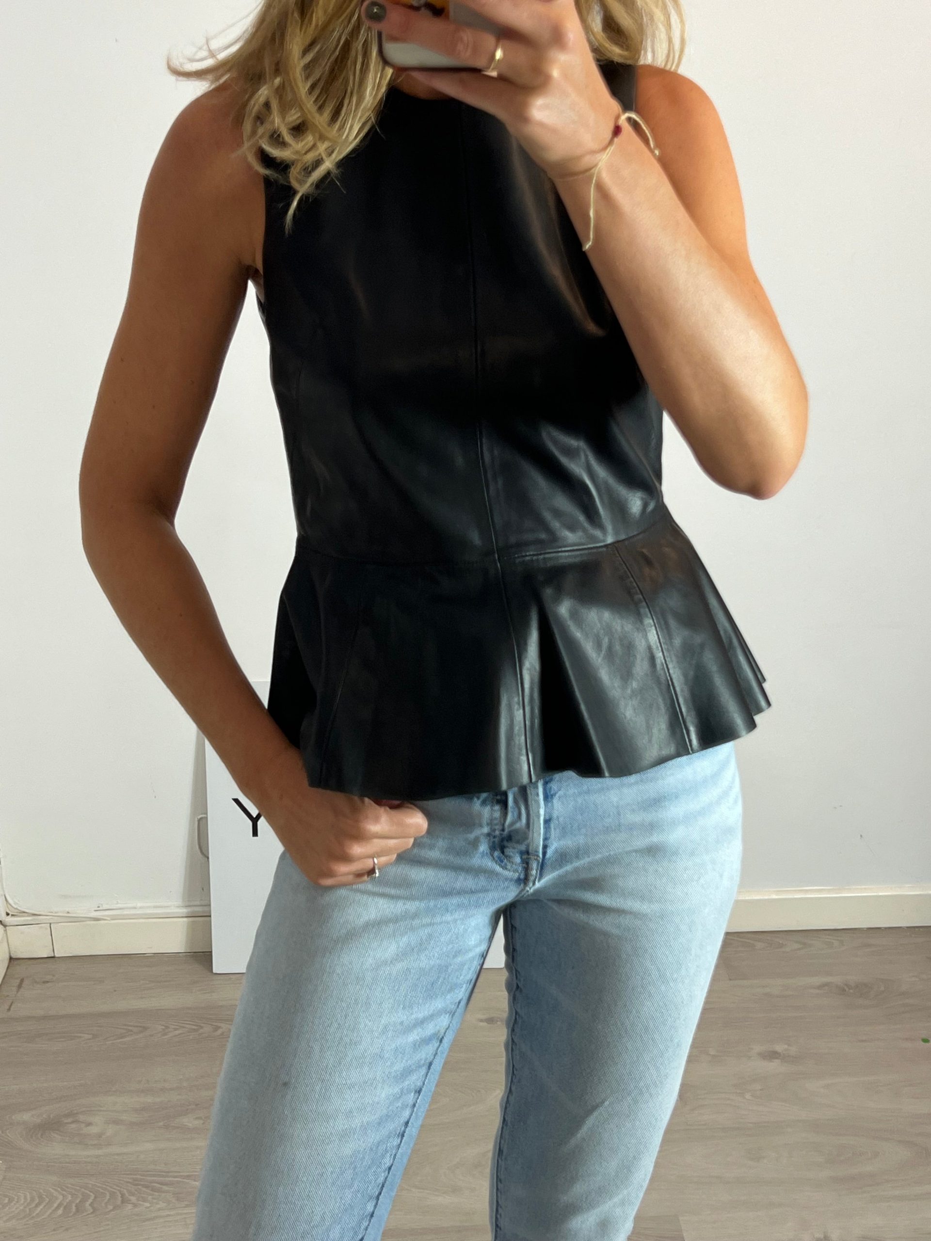 H&M. Top negro piel . T 38