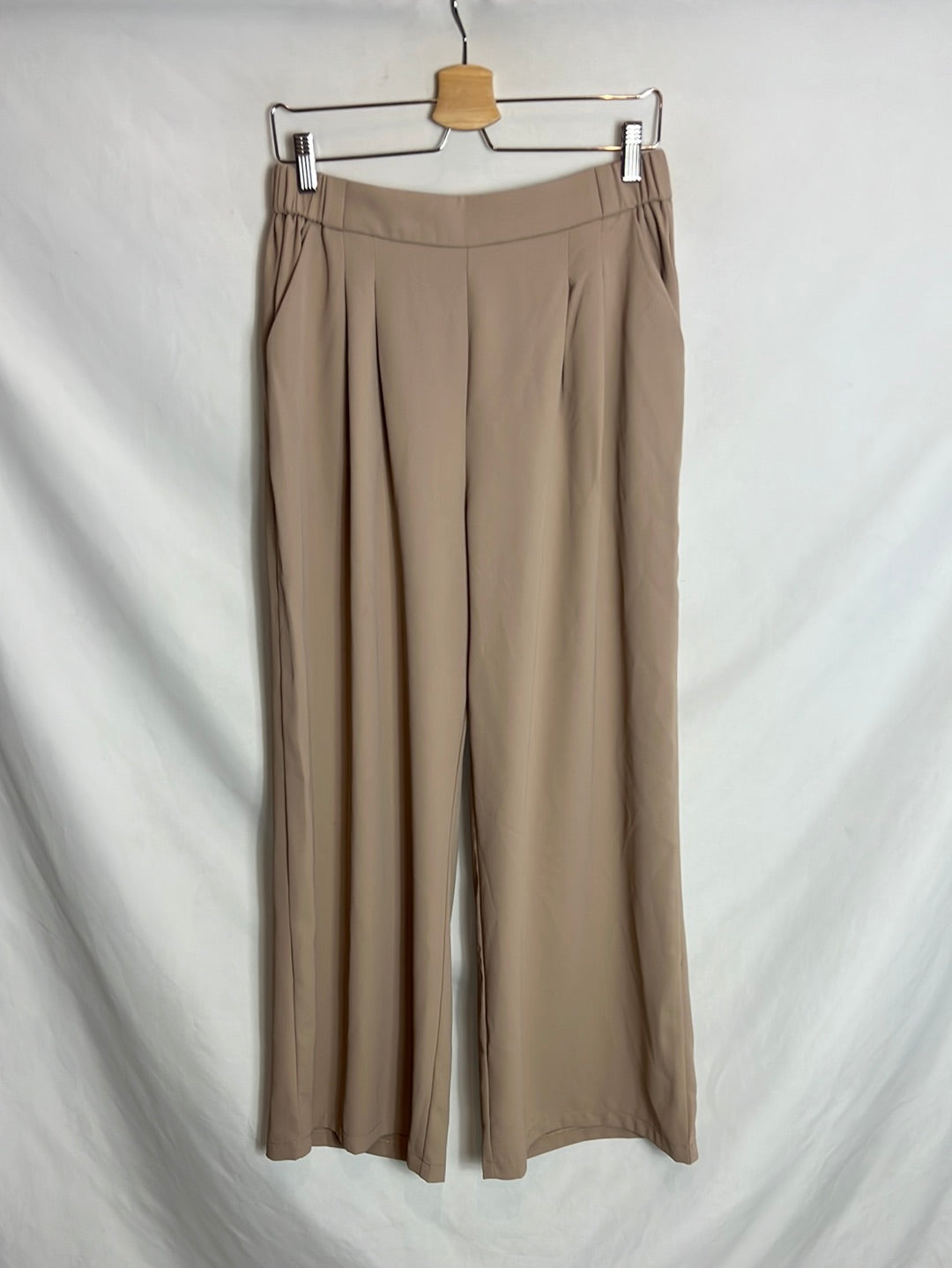 SHEIN. Pantalón fluido beige pinzas. T L