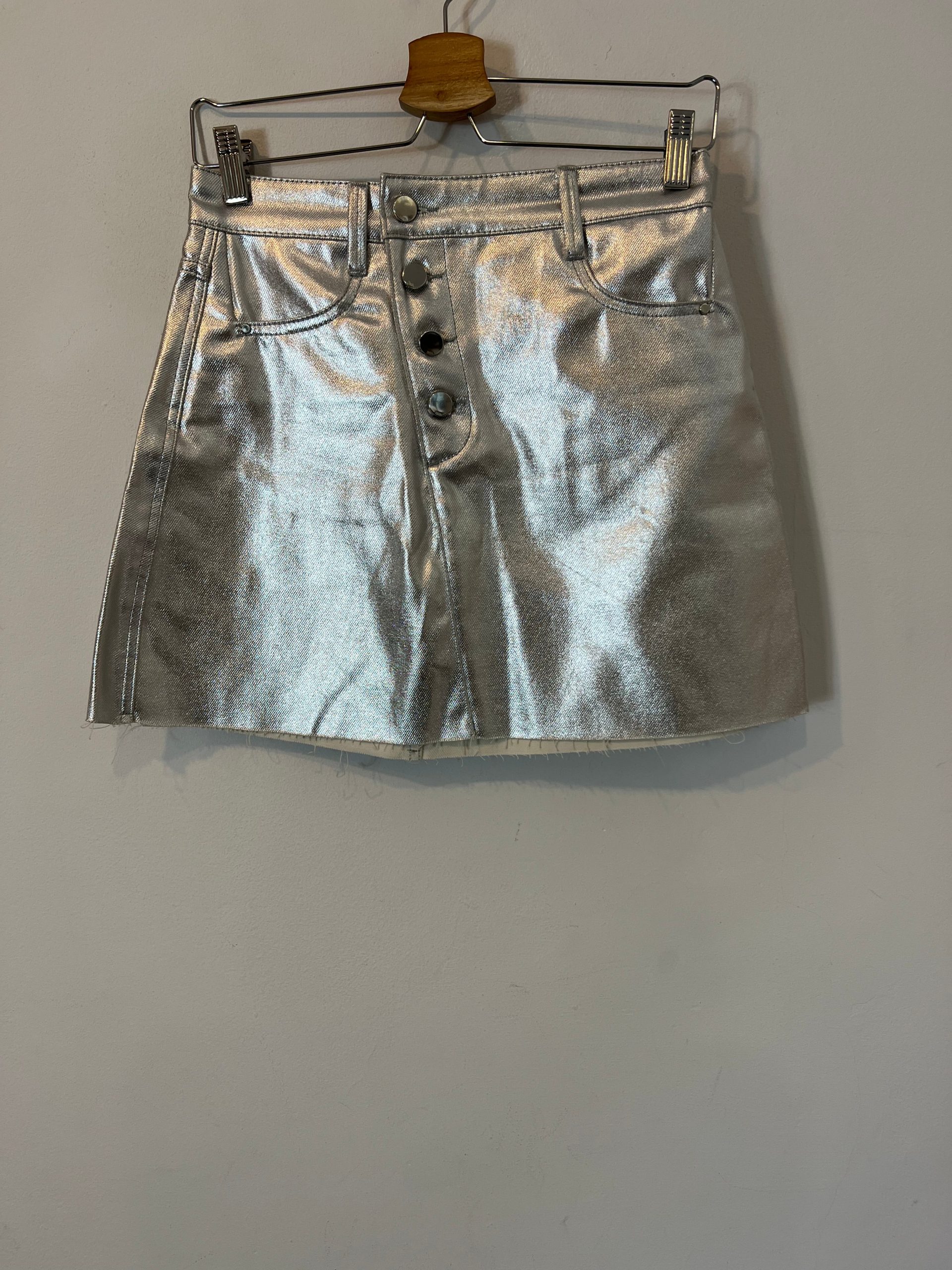 ZARA. Falda corta plateada T.s
