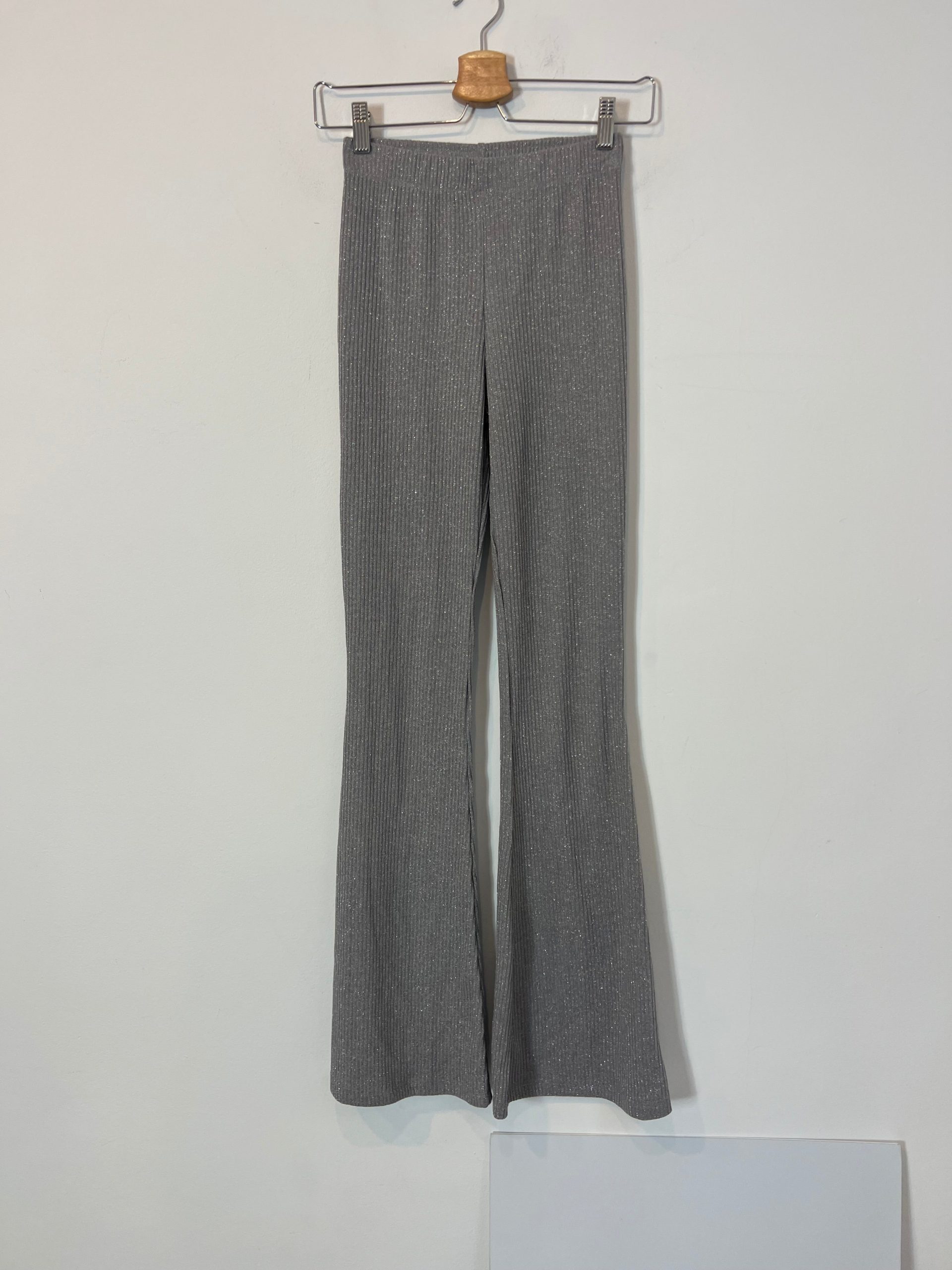 RENATTA & GO. Pantalón canalé plateado. T S