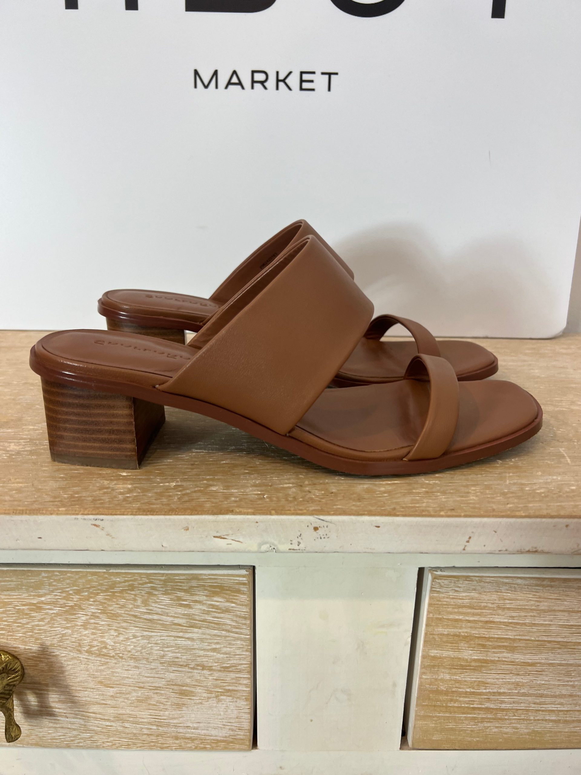 ADOLFO DOMINGUEZ. Sandalia marrón tacón medio. T 39