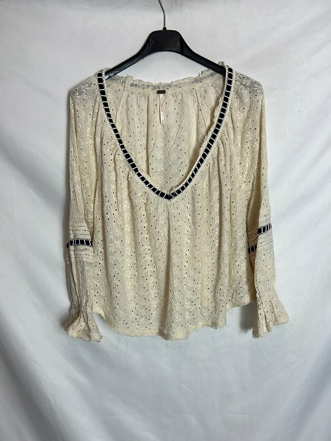 FREE PEOPLE. Blusa troquelada beige. T XS