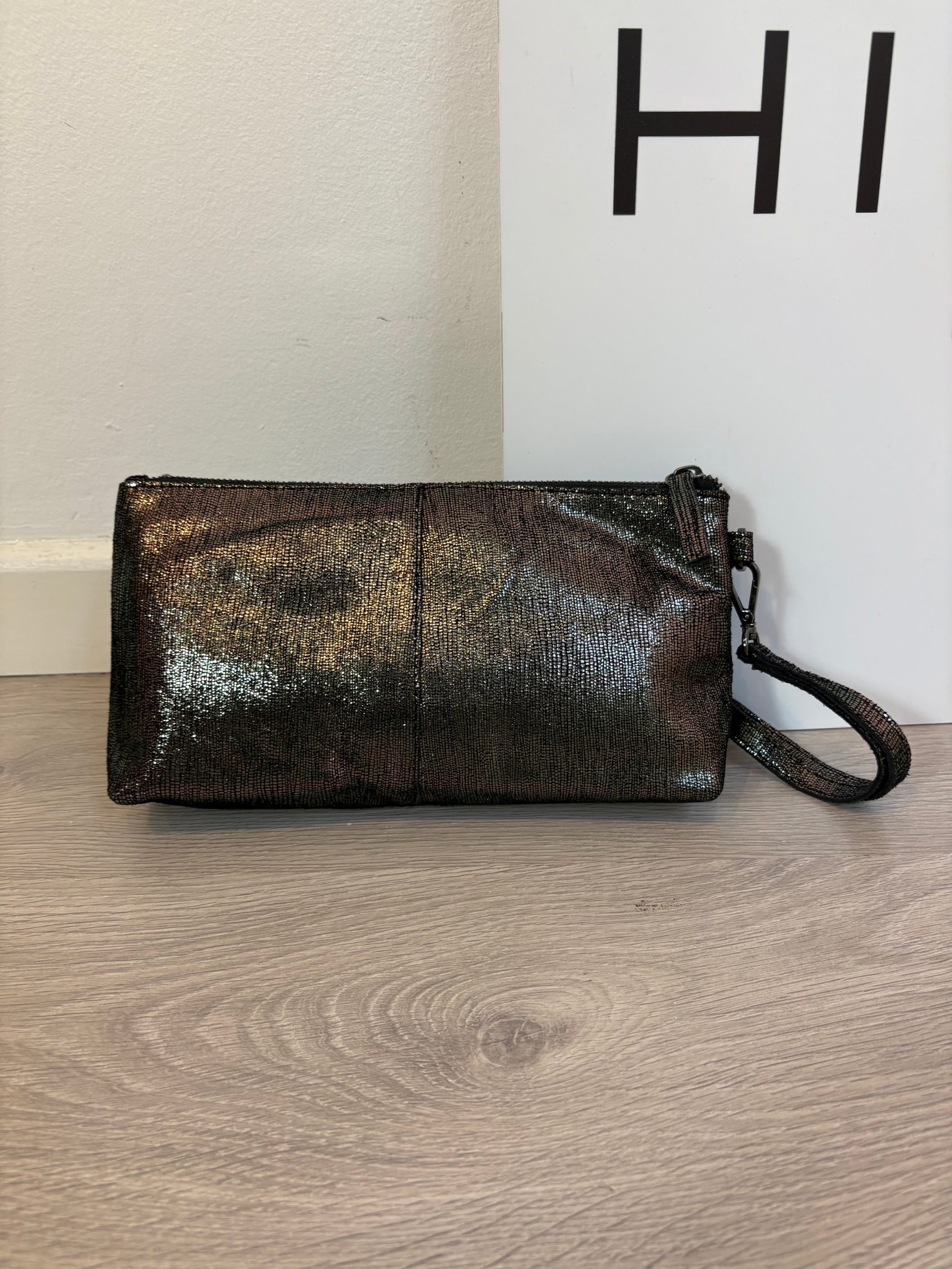 VILA. Bolso de mano textura brillo