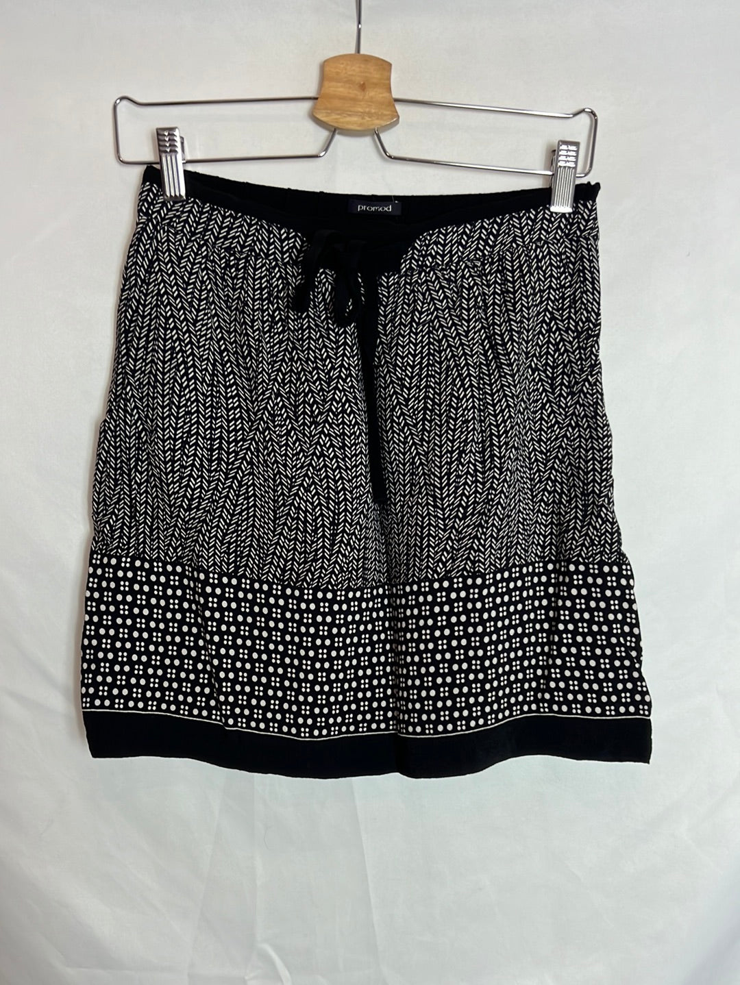 PROMOD. Falda corta negra estampada. T 36