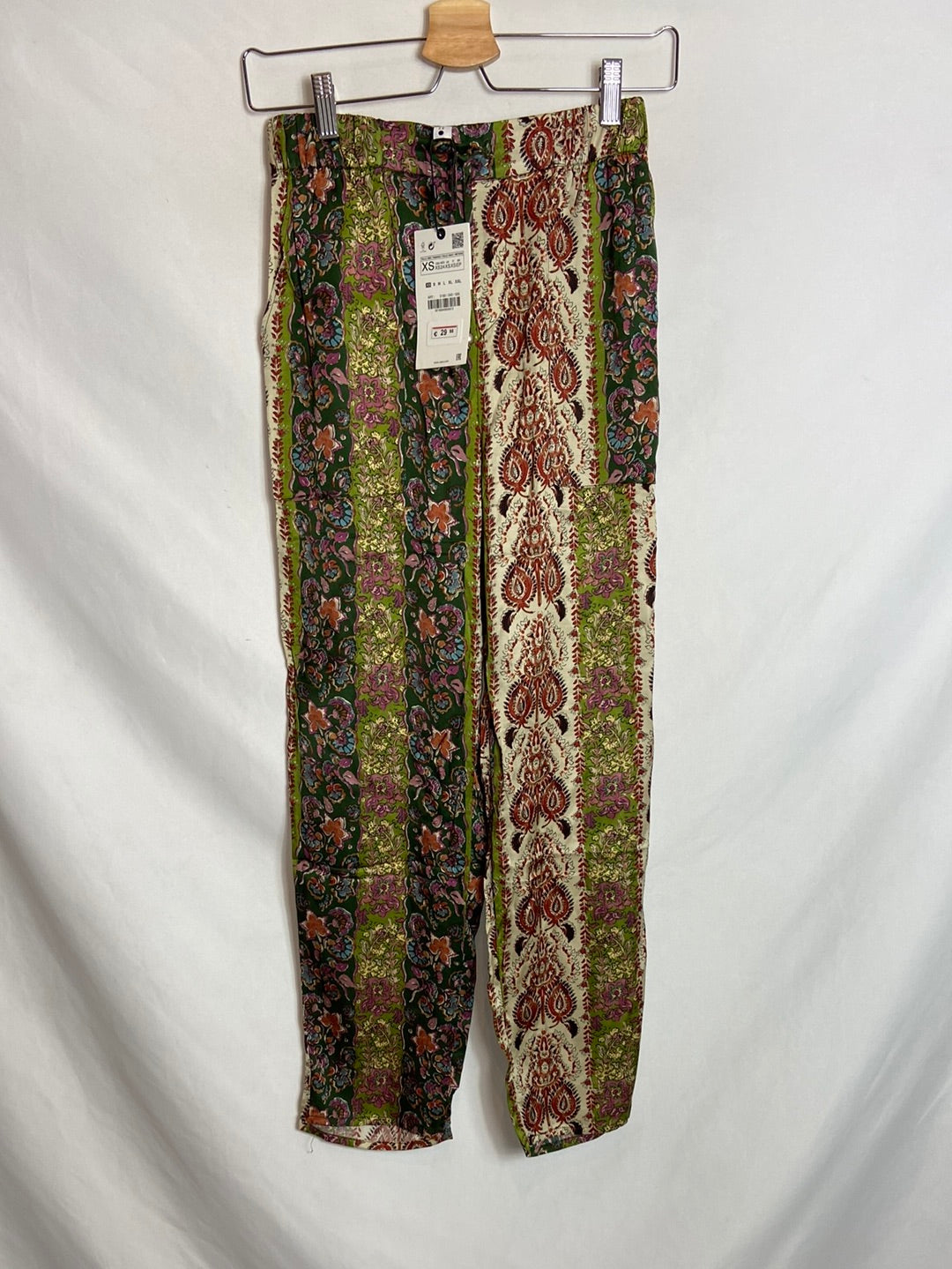 ZARA. Pantalones verdes estampado T.XS