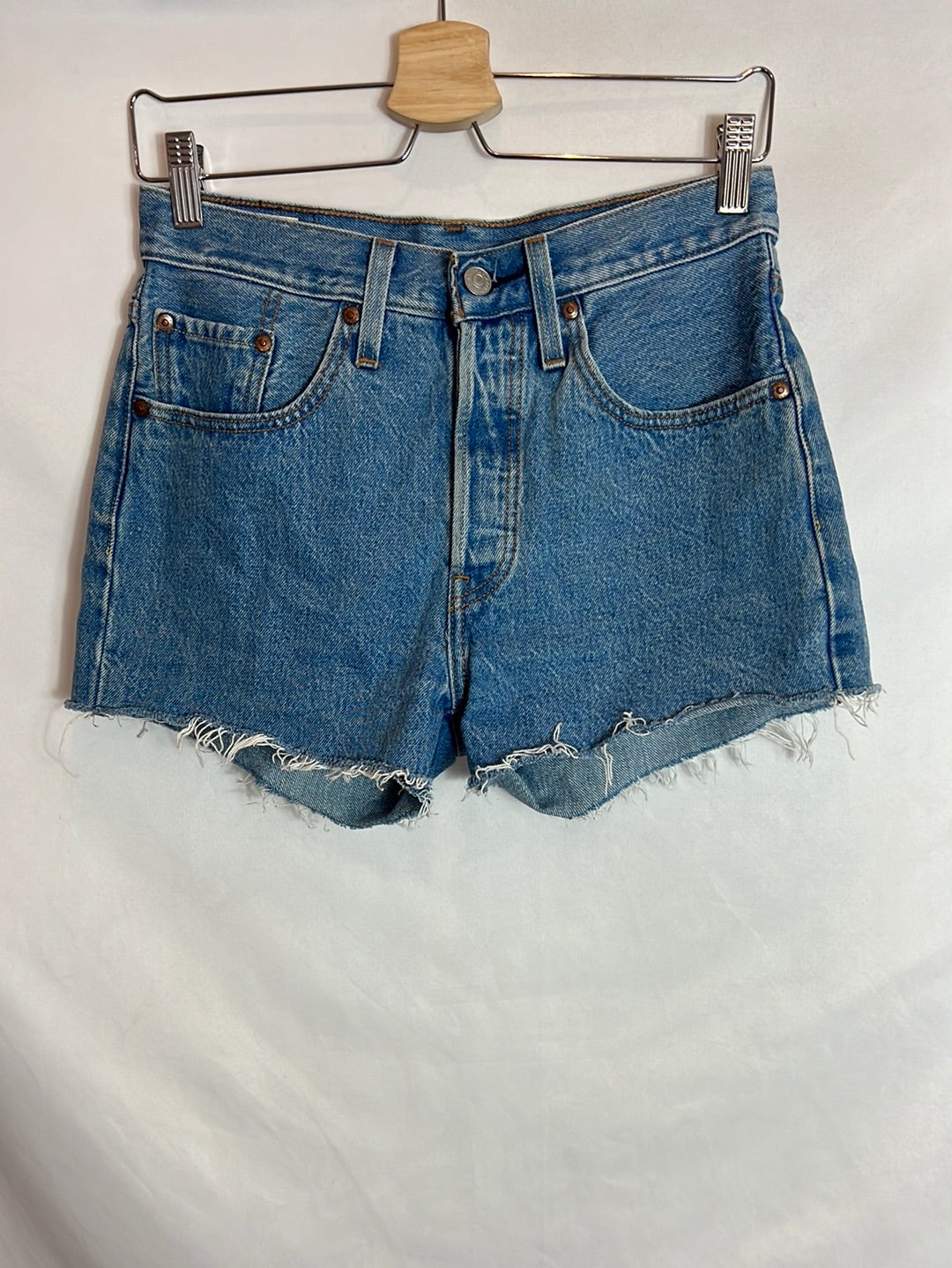 LEVI´S. Shorts vaquero flecos T.36
