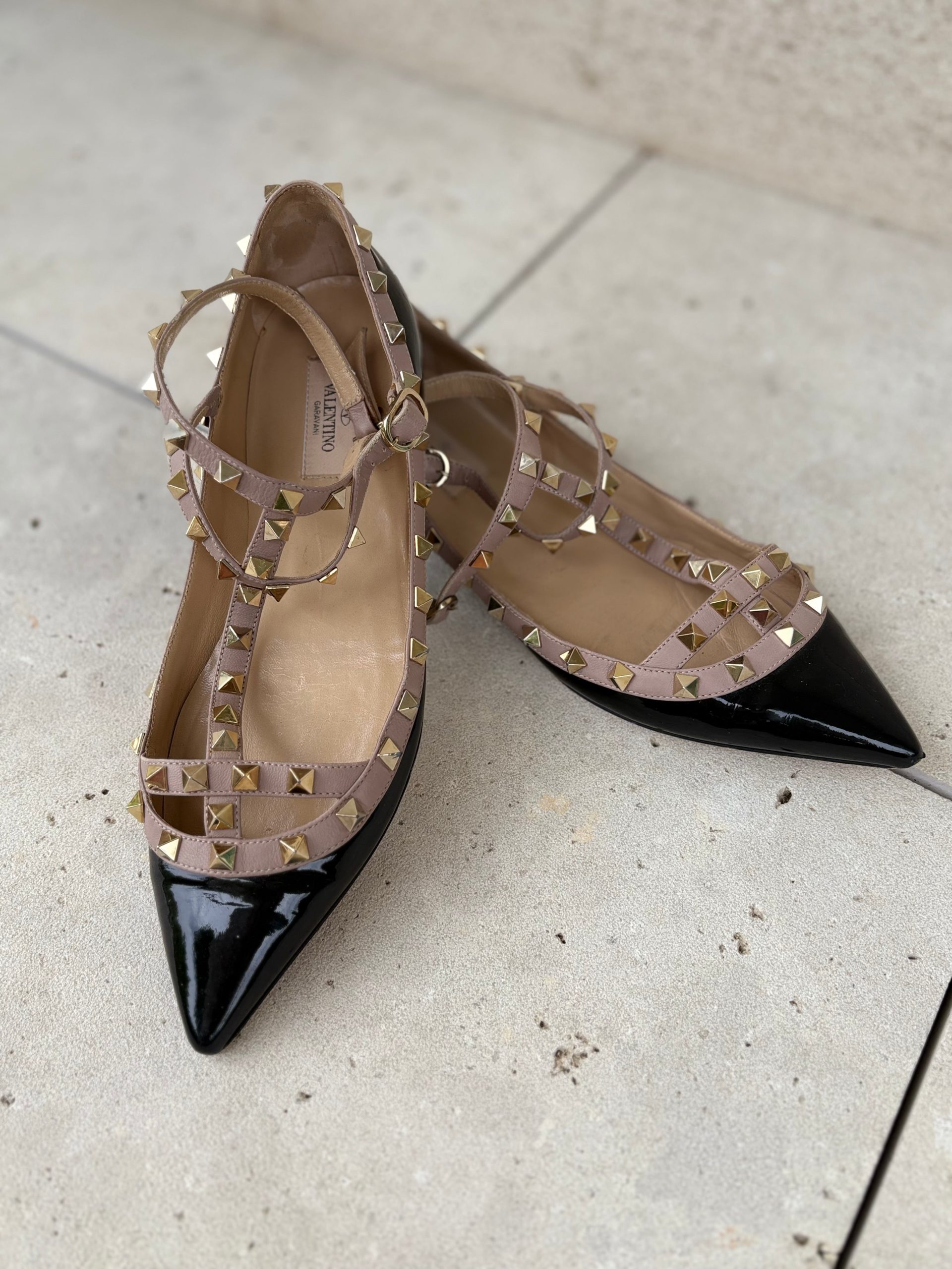 VALENTINO GARAVANI. Bailarina rockstud en negro. T 40 (tara)