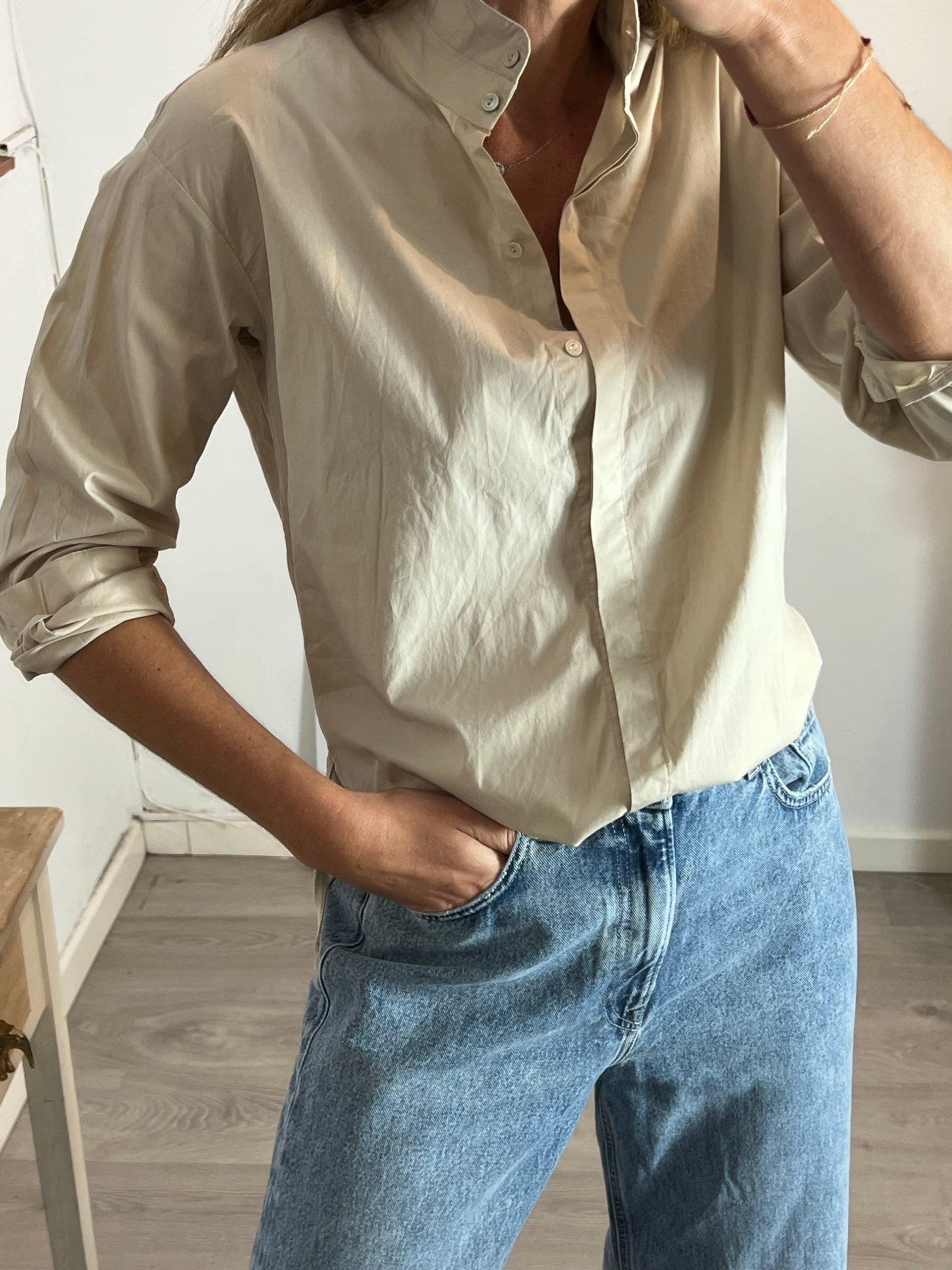 SHON MOTT. Camisa beige cuello mao. T 1(S)