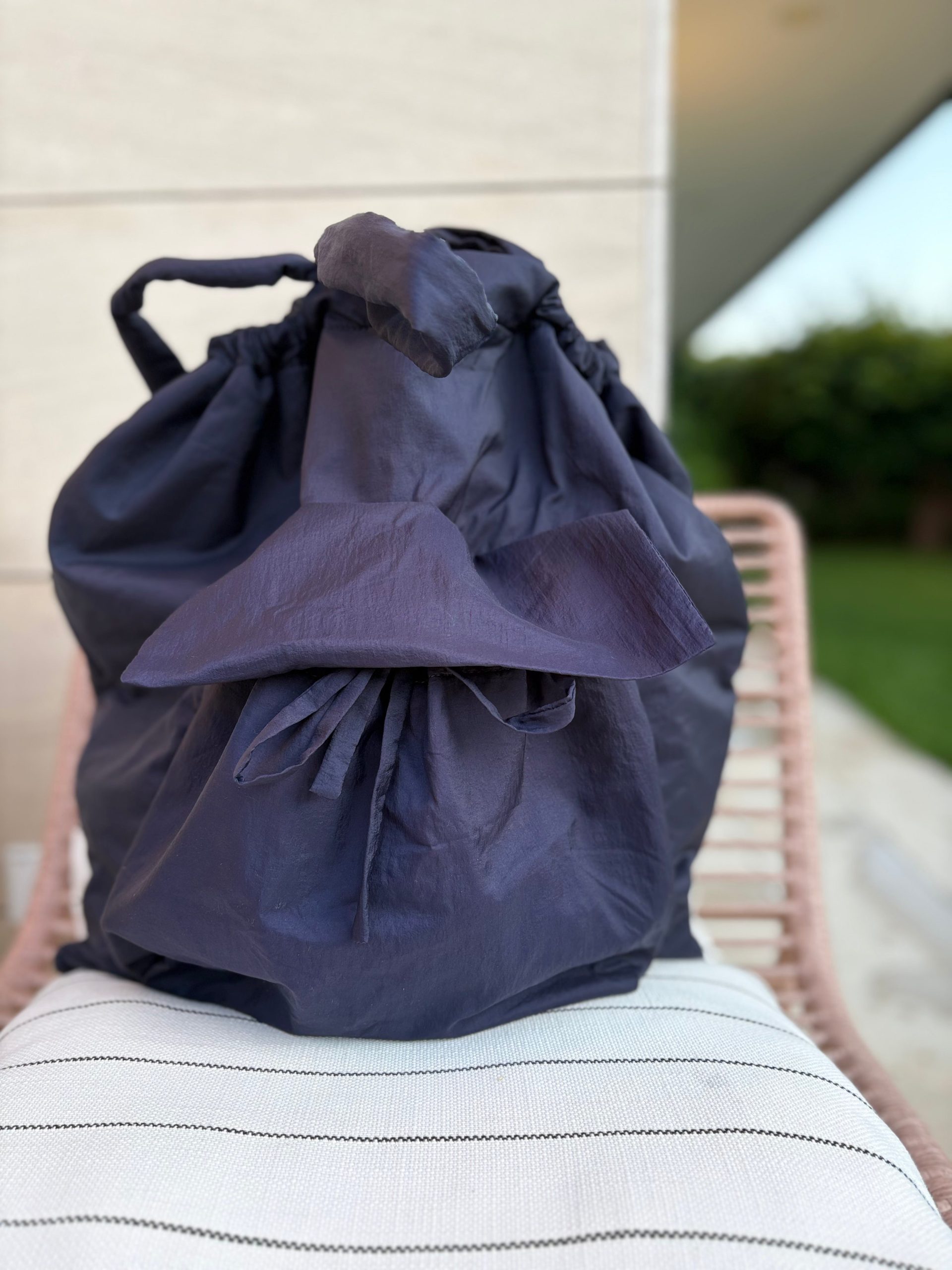 COS. Bolso azul shopper acolchado