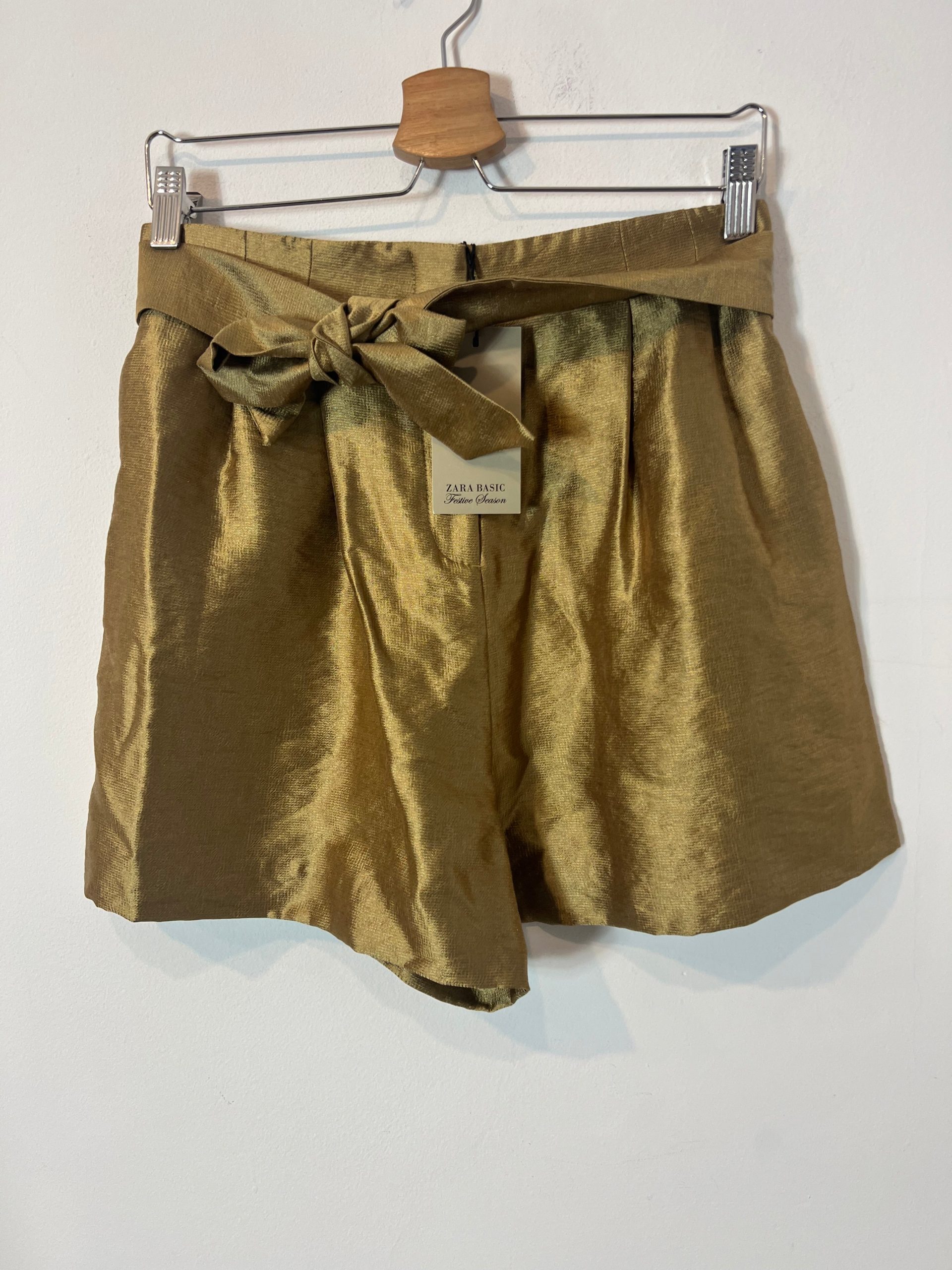 ZARA. Pantalón fluido dorado T.m