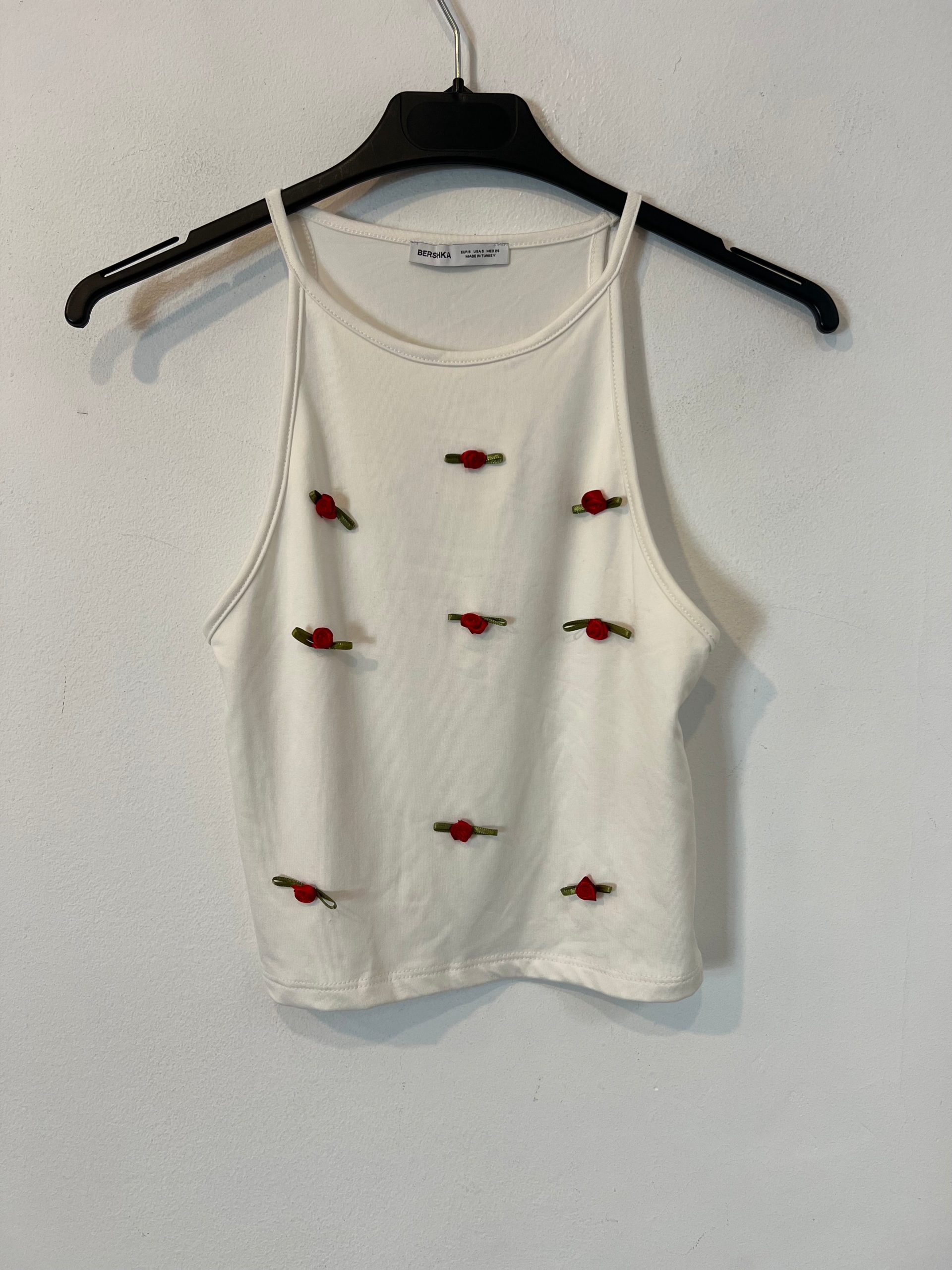 BERSHKA.top blanco flores T.s