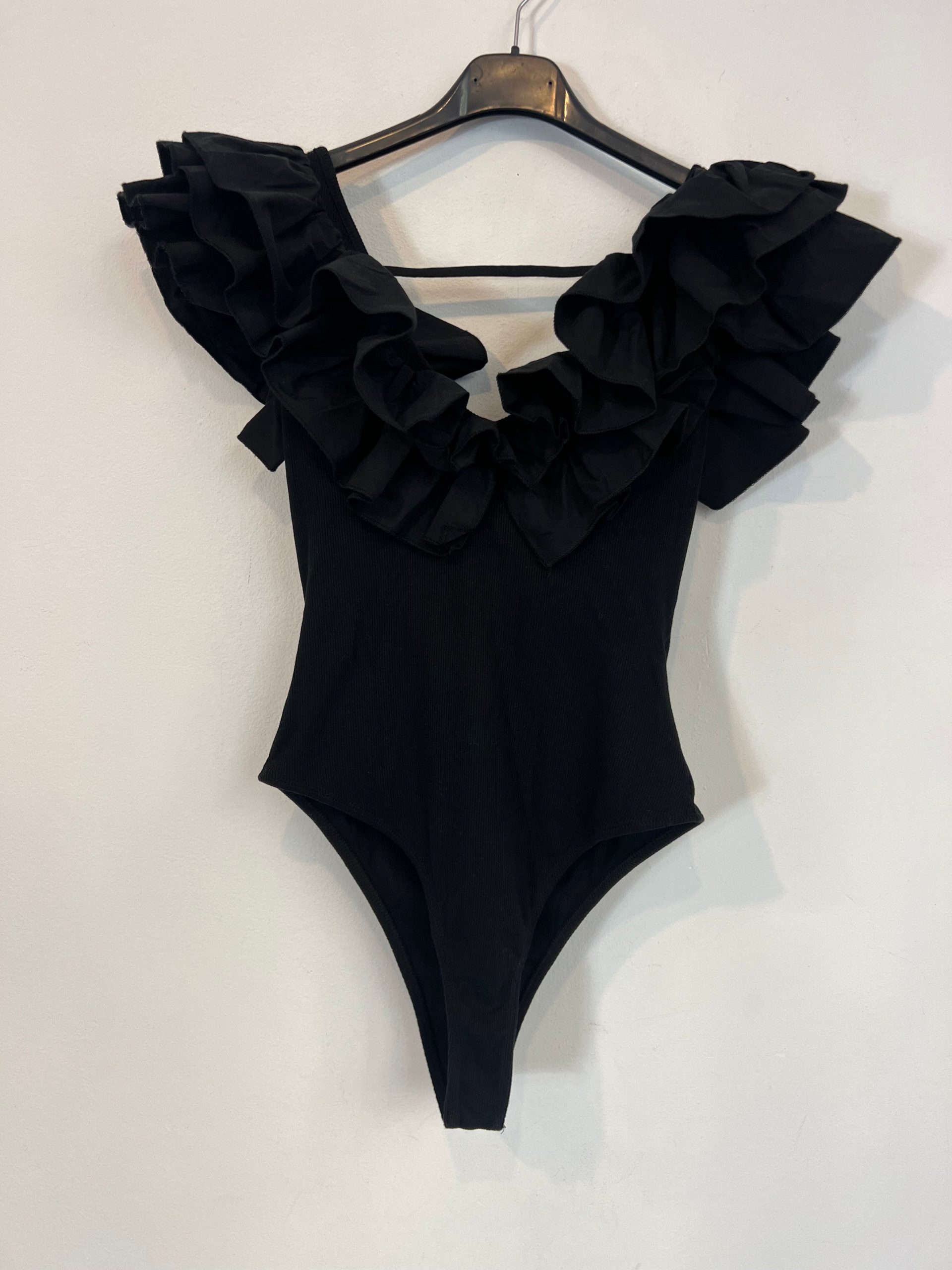 ZARA. Body negro volantes. T L