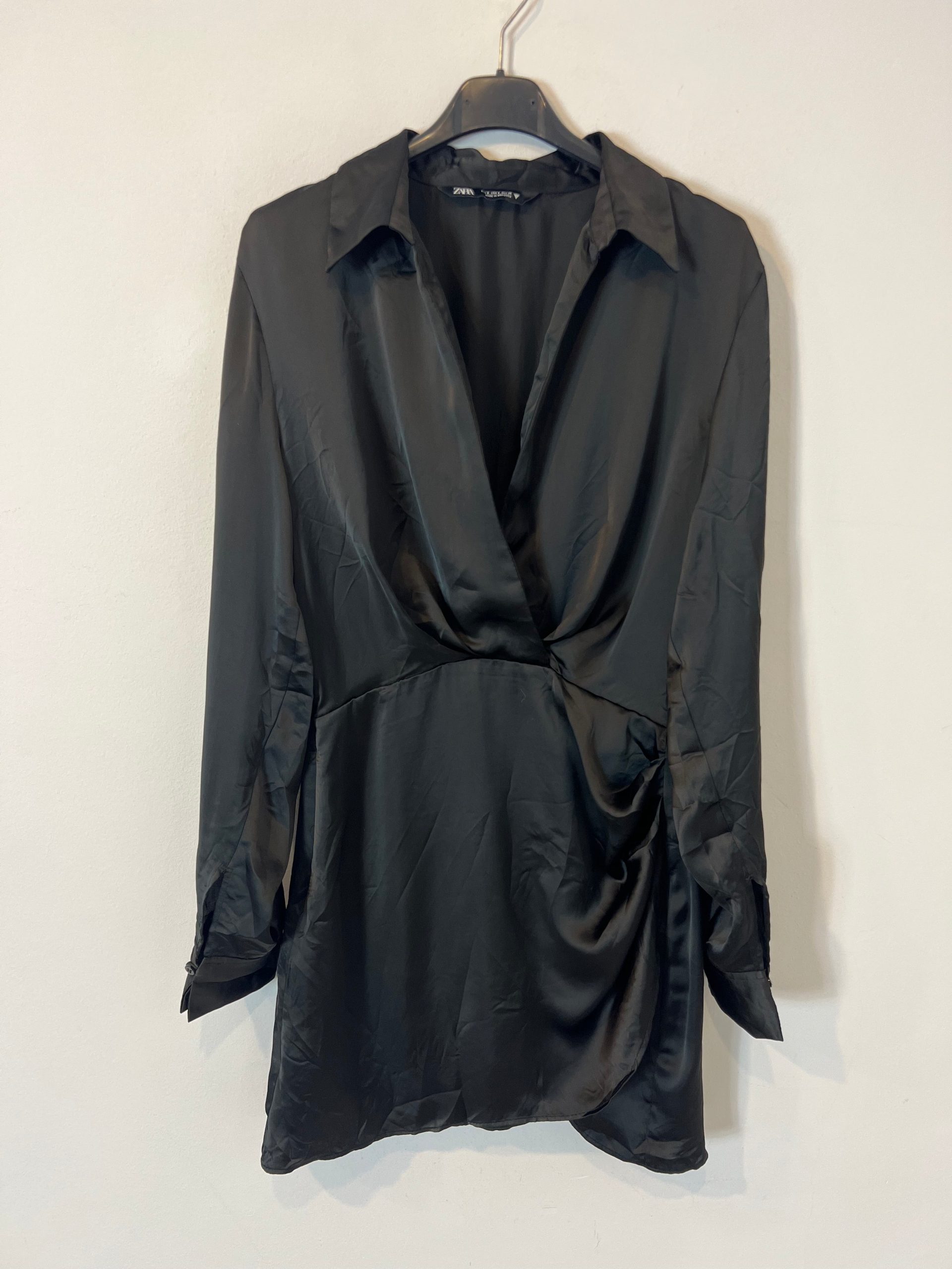 ZARA. Vestido negro satinado T.s