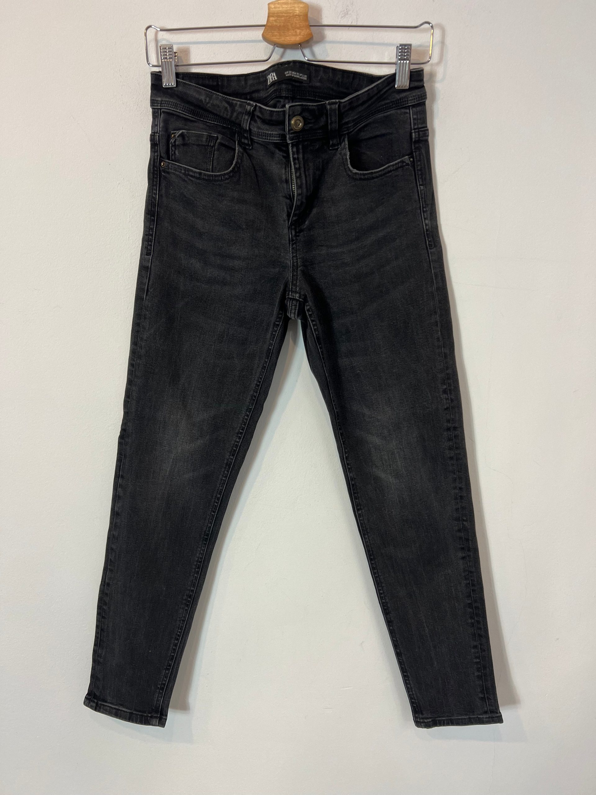 ZARA. Pantalón negro pillito T.38