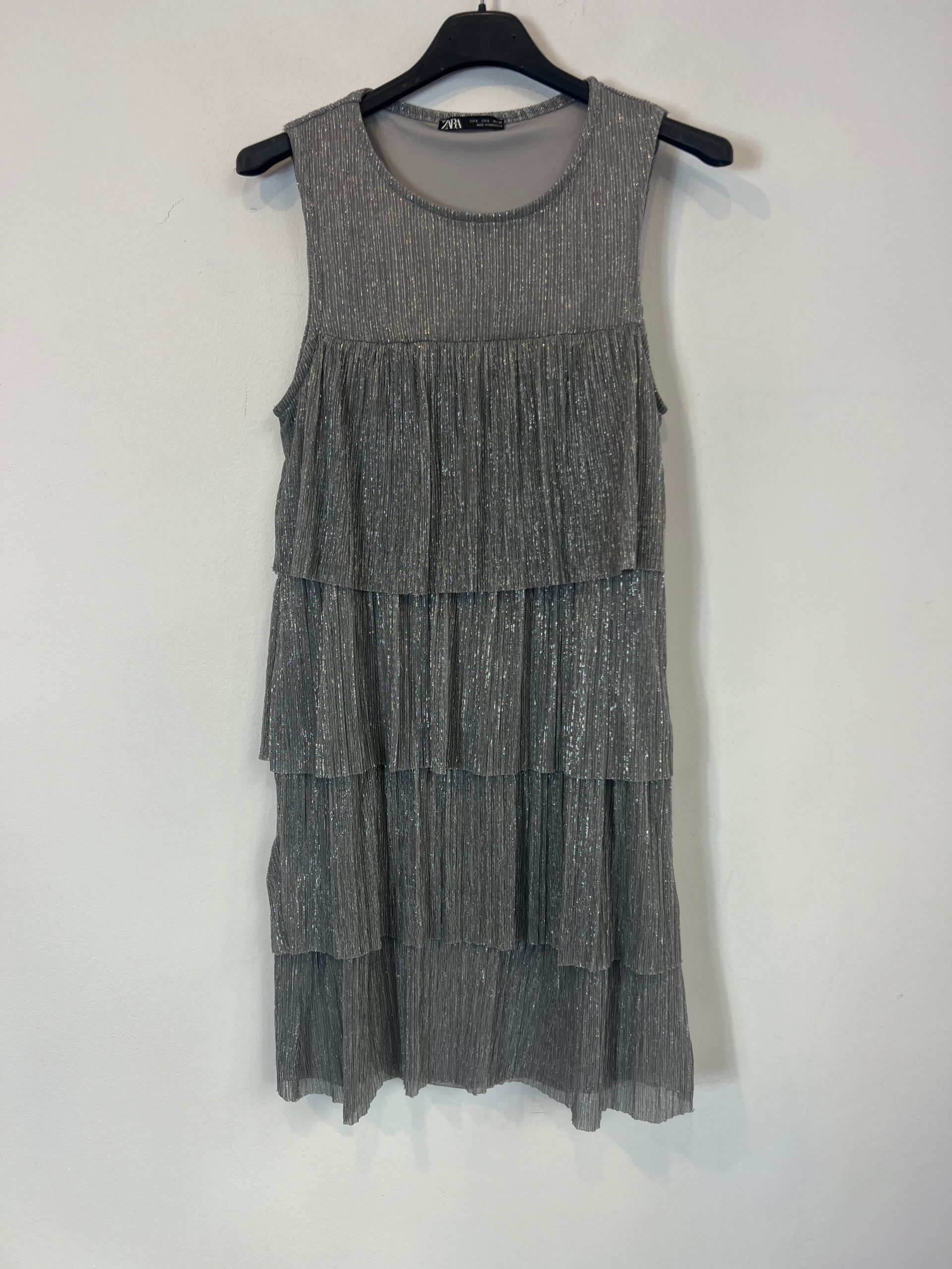 ZARA. Vestido volantes plateado. T S