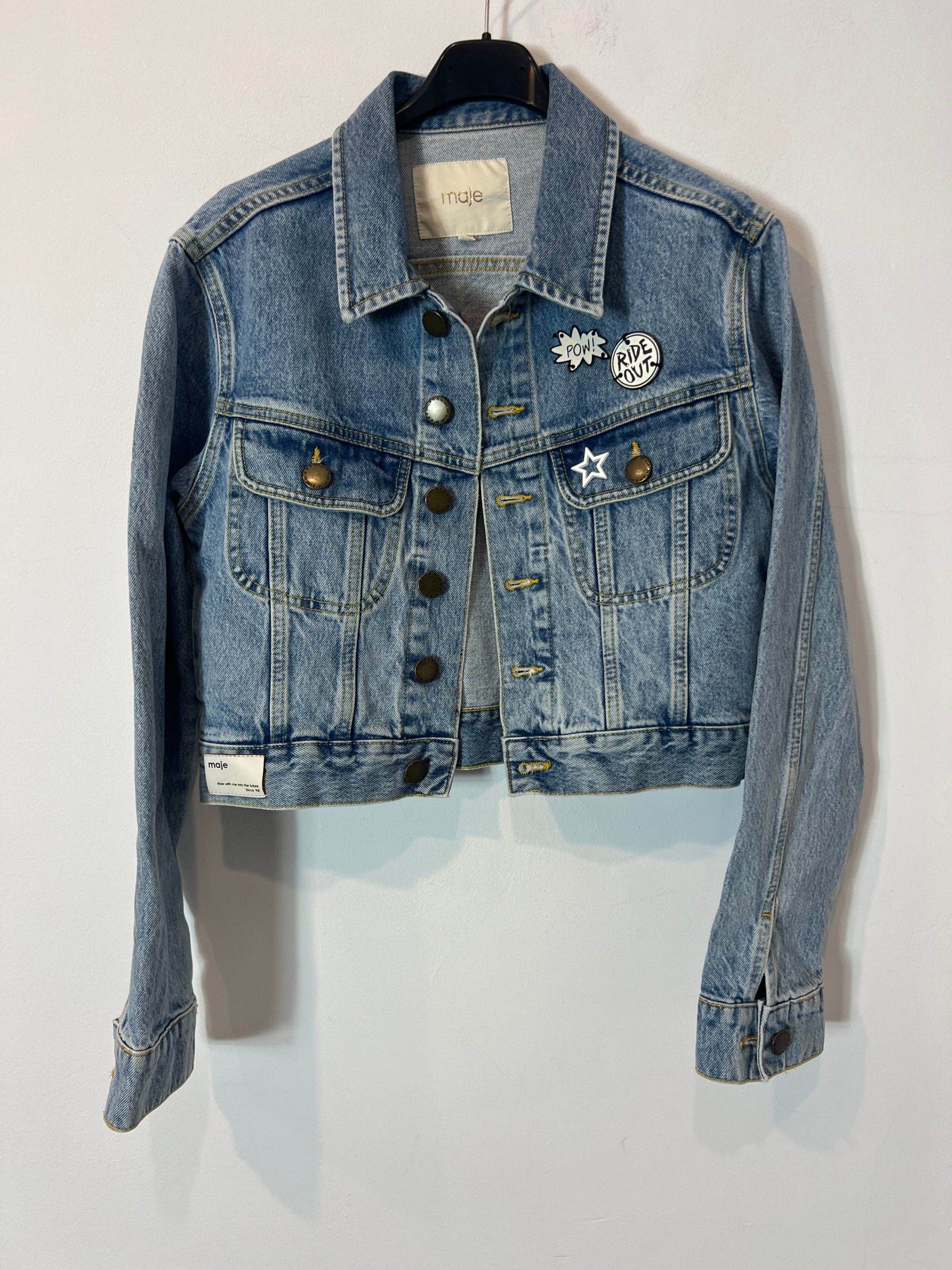 MAJE. Cazadora denim chapas T.36