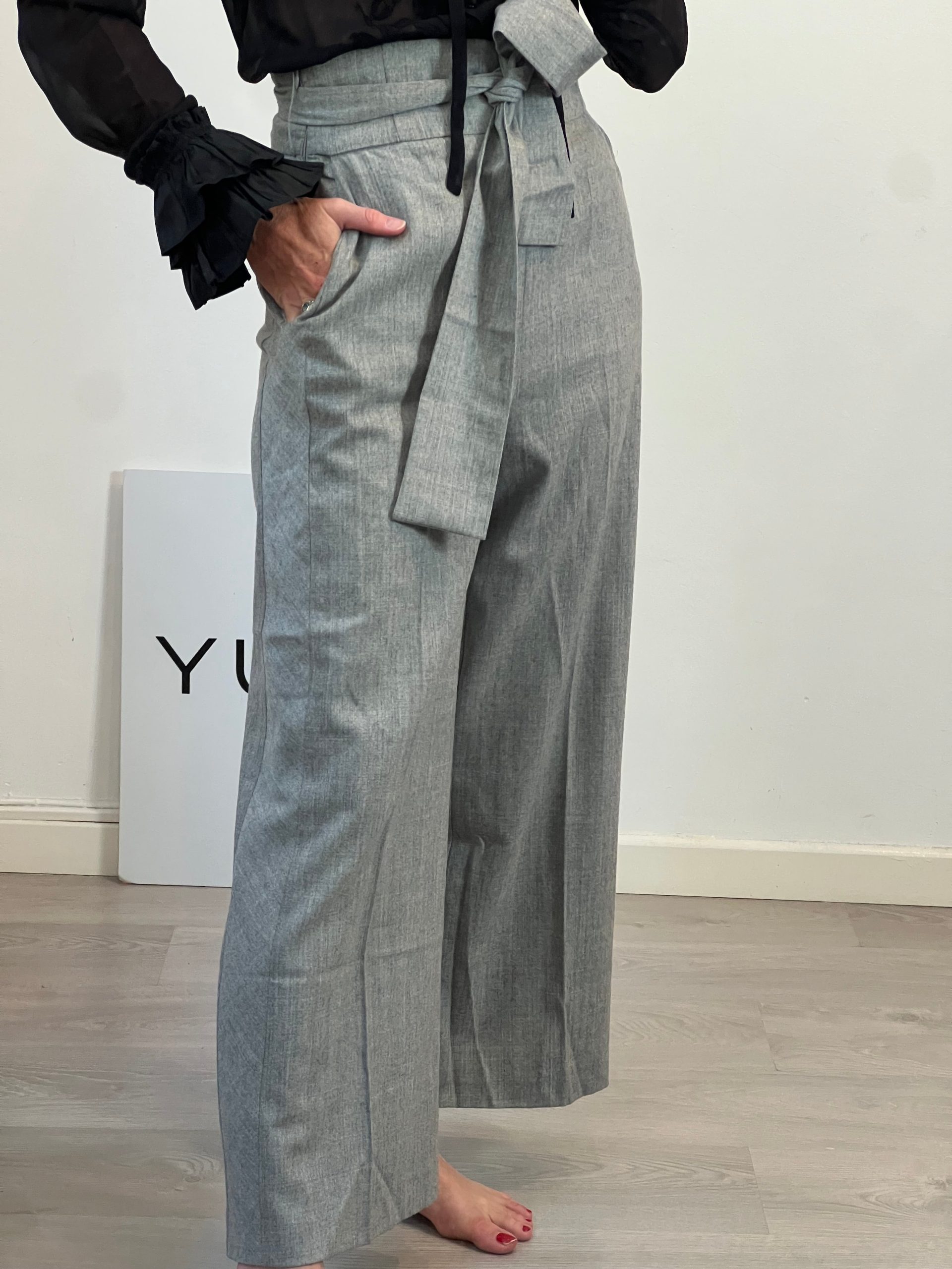 UTERQÜE. Pantalón gris lazada T.m