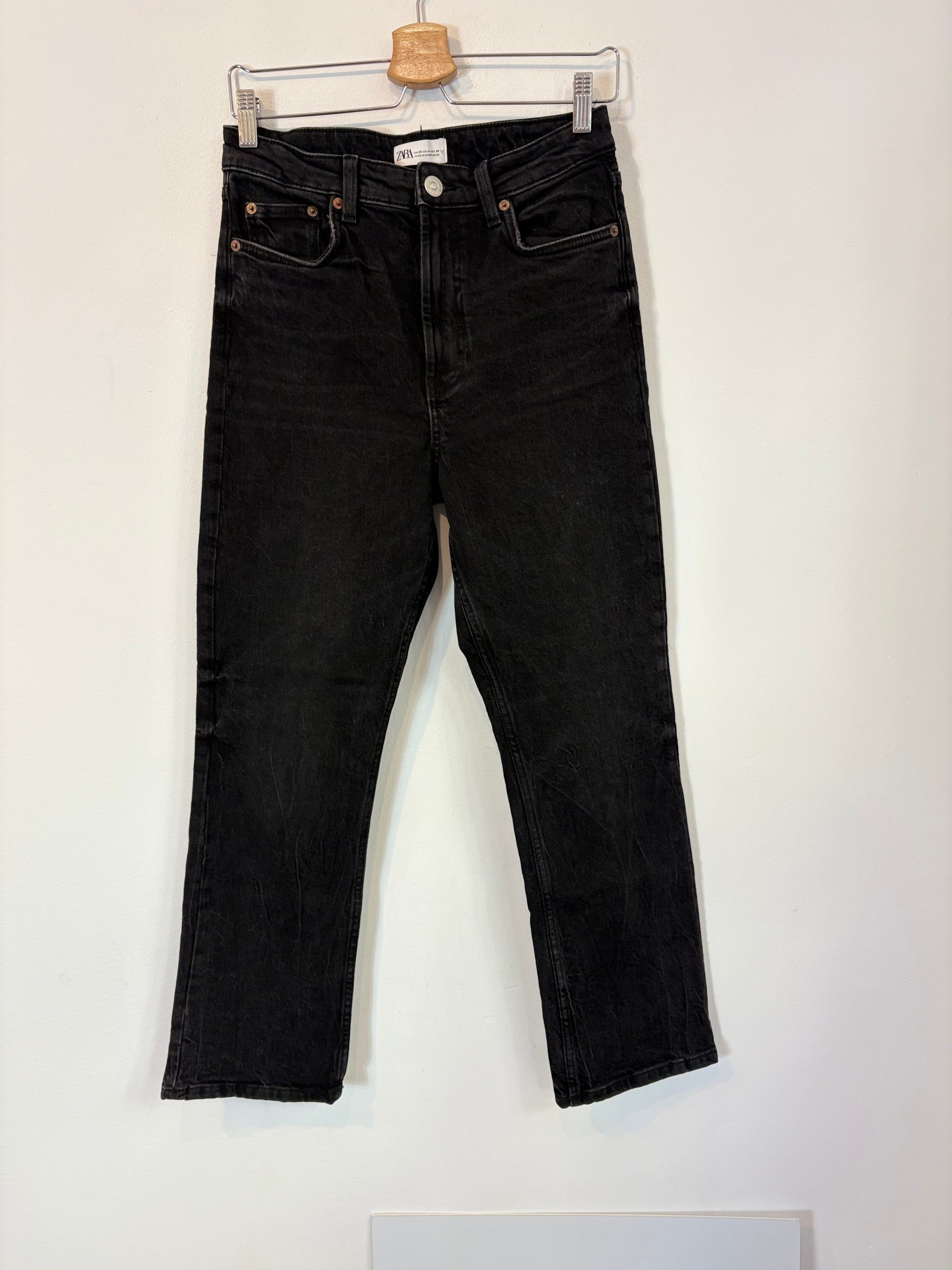 ZARA. Denim negro recto . T 38