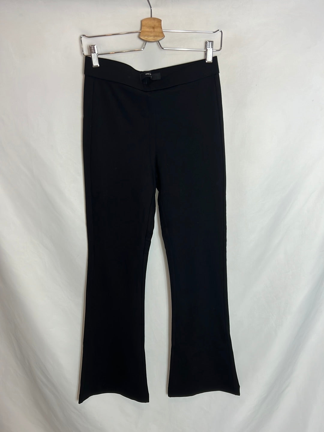 VERO MODA. Pantalón leggins campana T.m