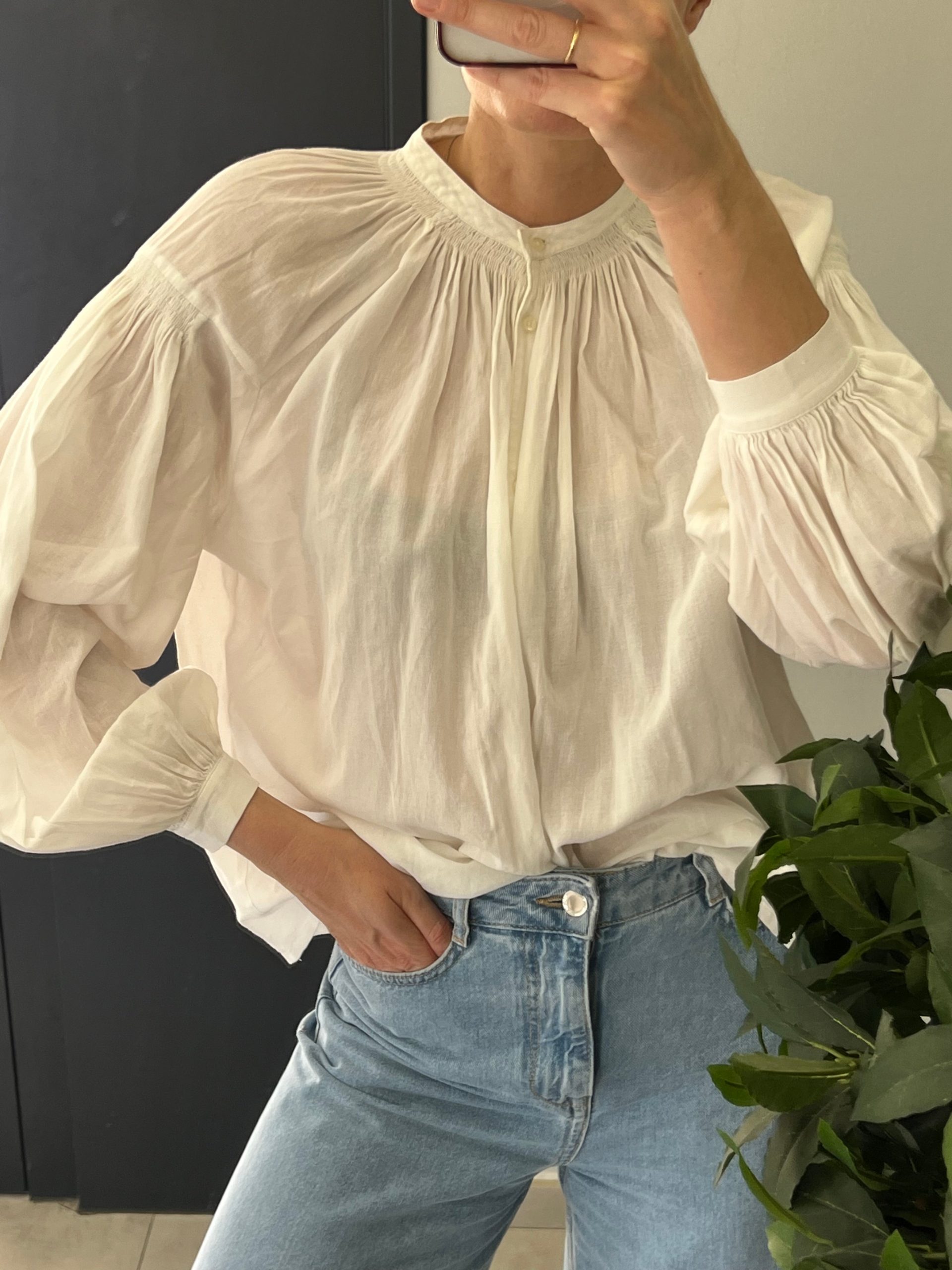 MAJE. Blusa blanca detalle cuello. T M