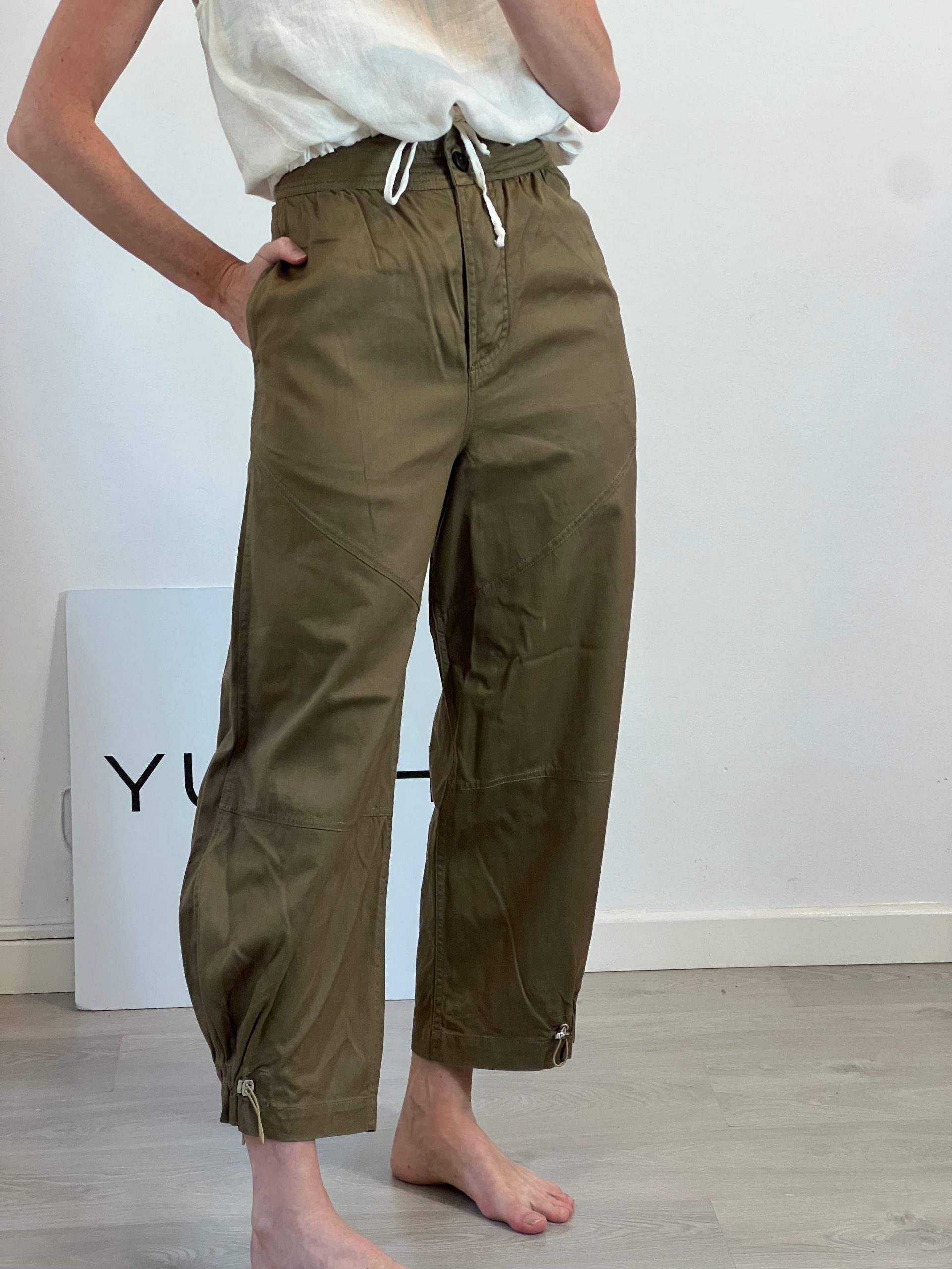 ZARA. Pantalón verde caqui abotonado. T XS