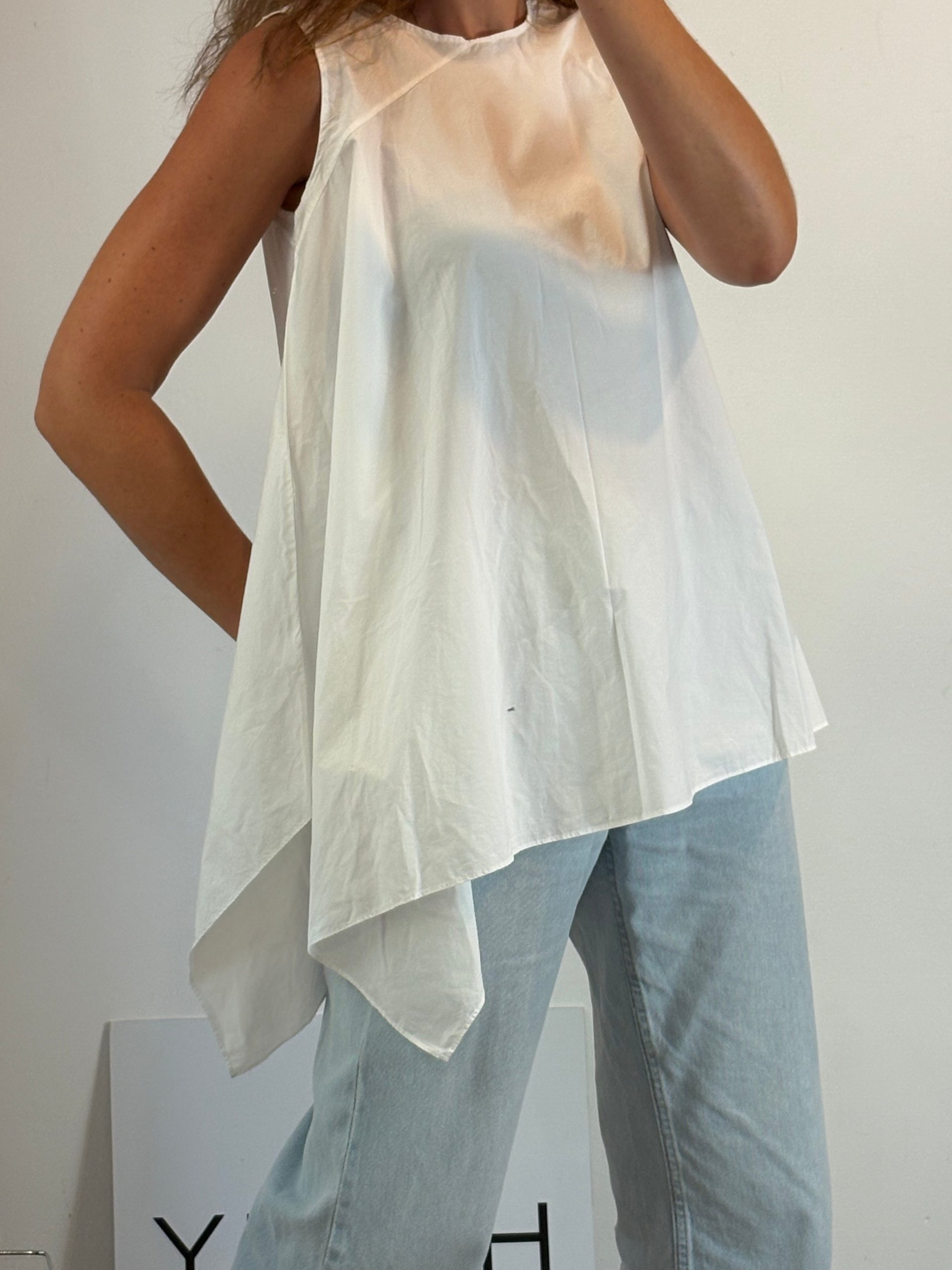 COS. Blusa blanca asimétrica T.34