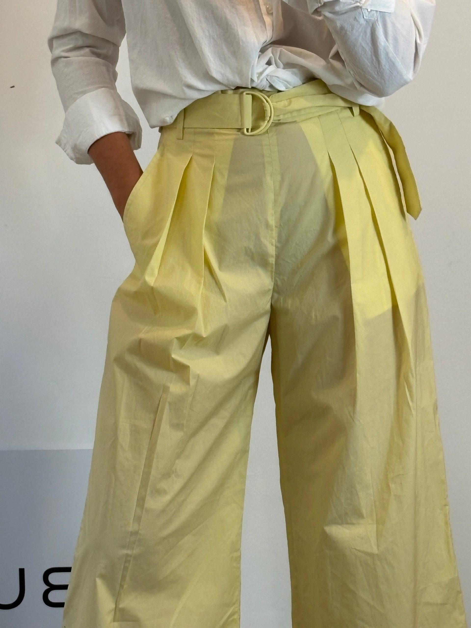 BIMBA Y LOLA. Pantalón tono pastel pata ancha. T 38