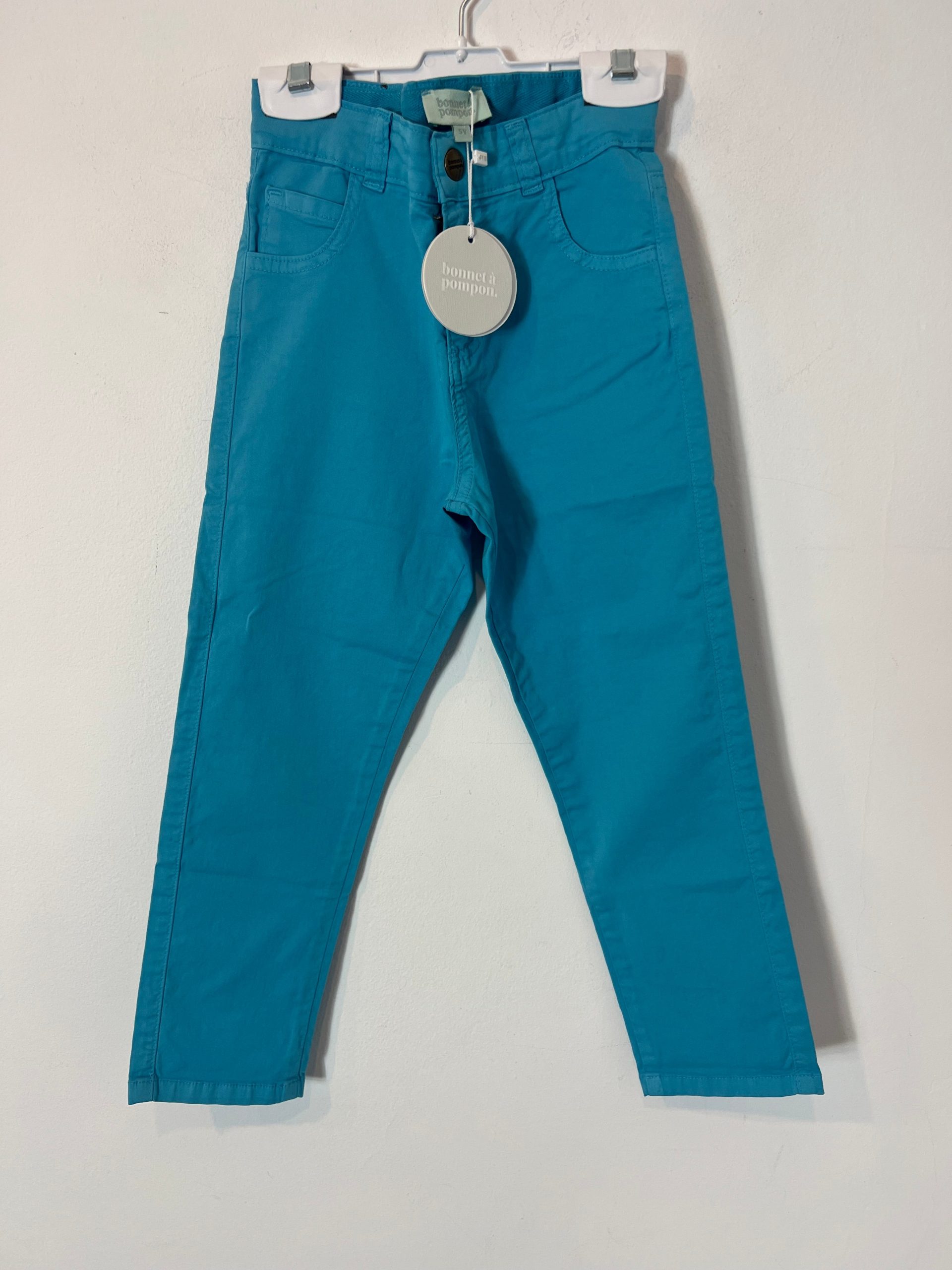 BONNET Á POMPON. Pantalón elástico turquesa. T 5 años