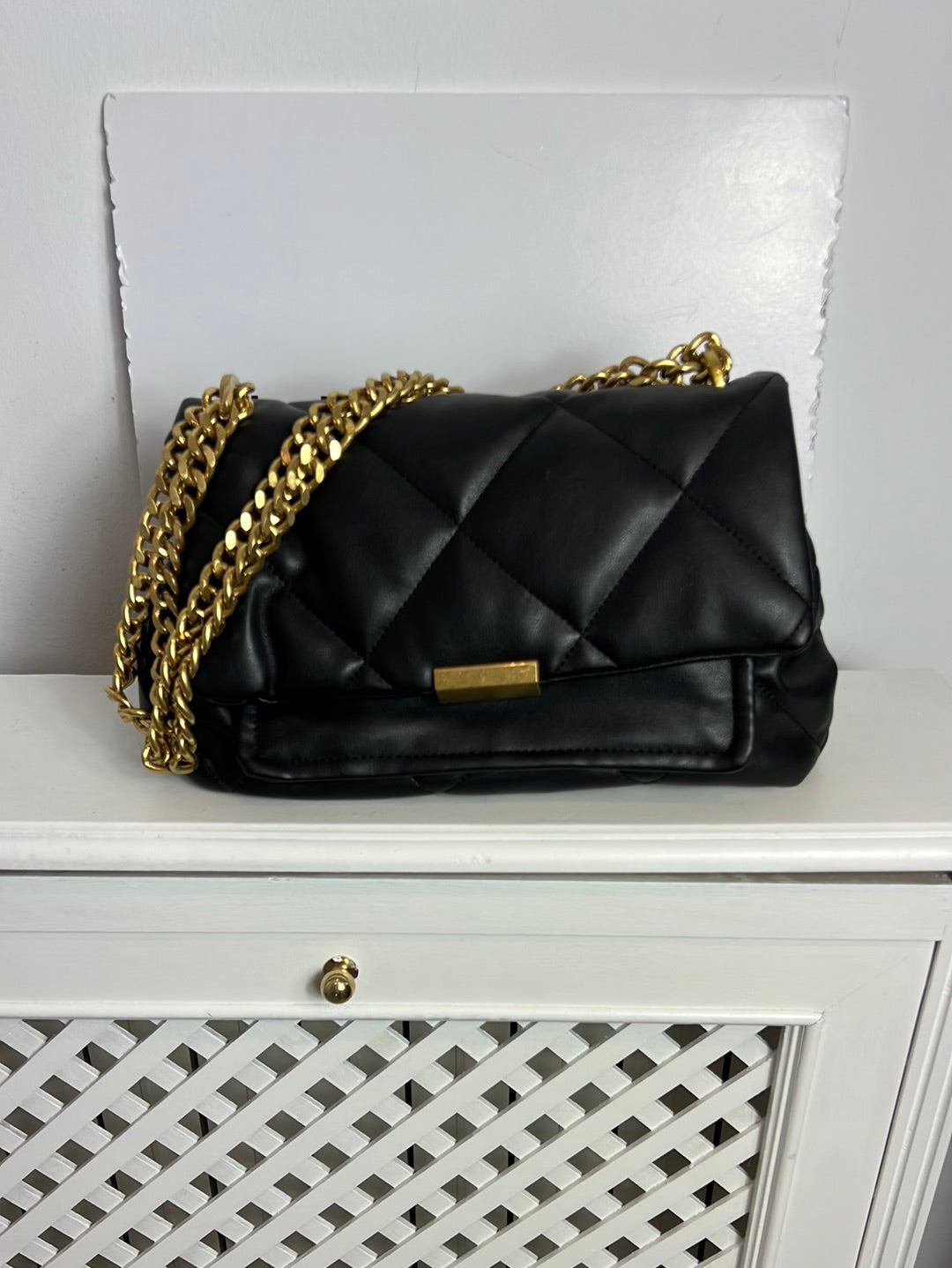 MANGO. Bolso negro guateado cadenas