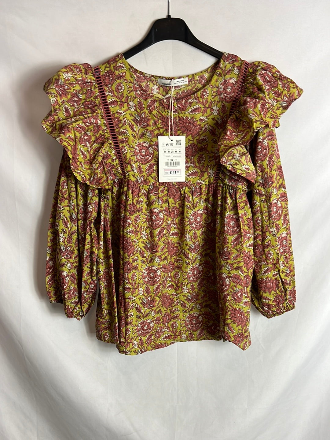 PULL&BEAR . Blusa verde flores detalle volante.TM