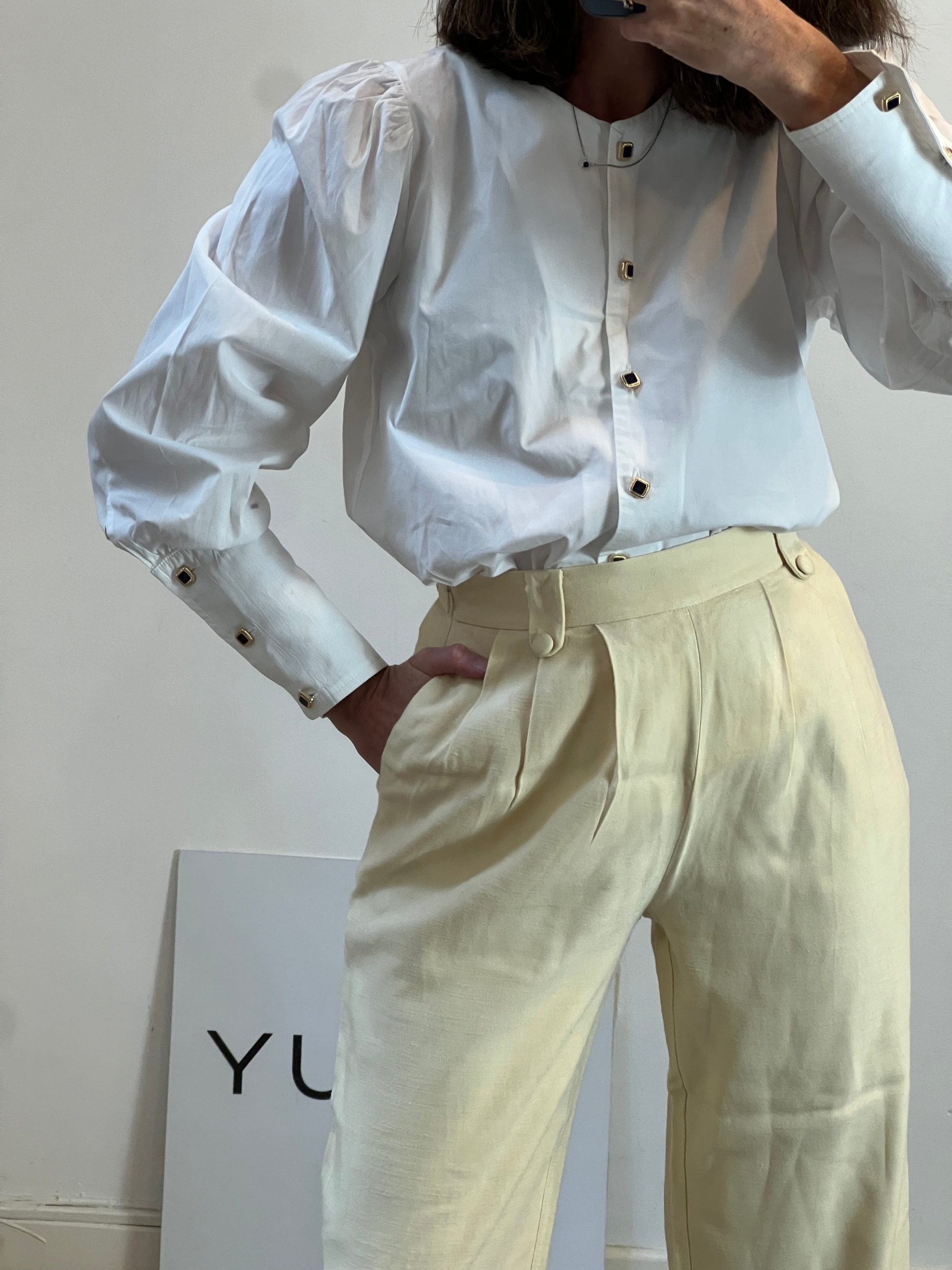 PARIS 64. Blusa blanca botones rombo T.s